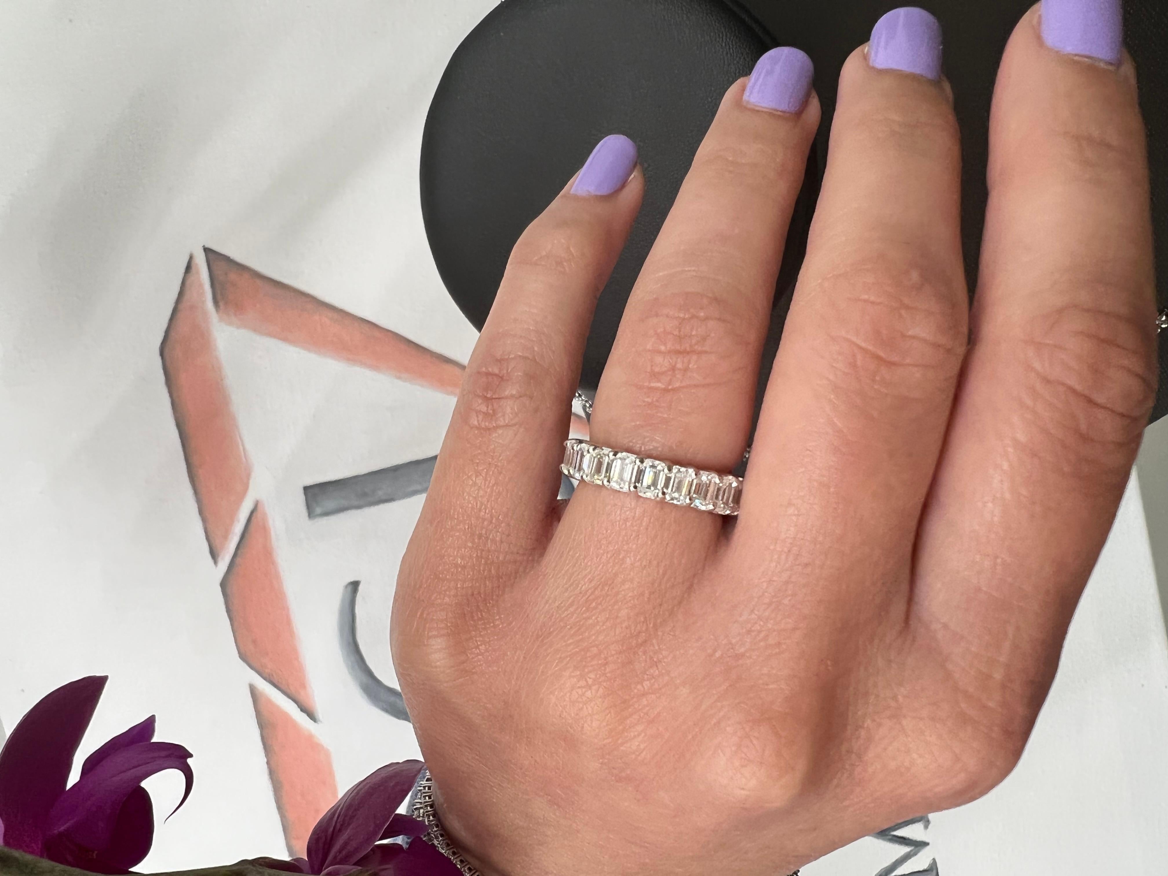 Taglio smeraldo Gem Jewelers Co. - Fascia per l'eternità con diamante taglio smeraldo da 4,5 carati in oro bianco 18 carati in vendita