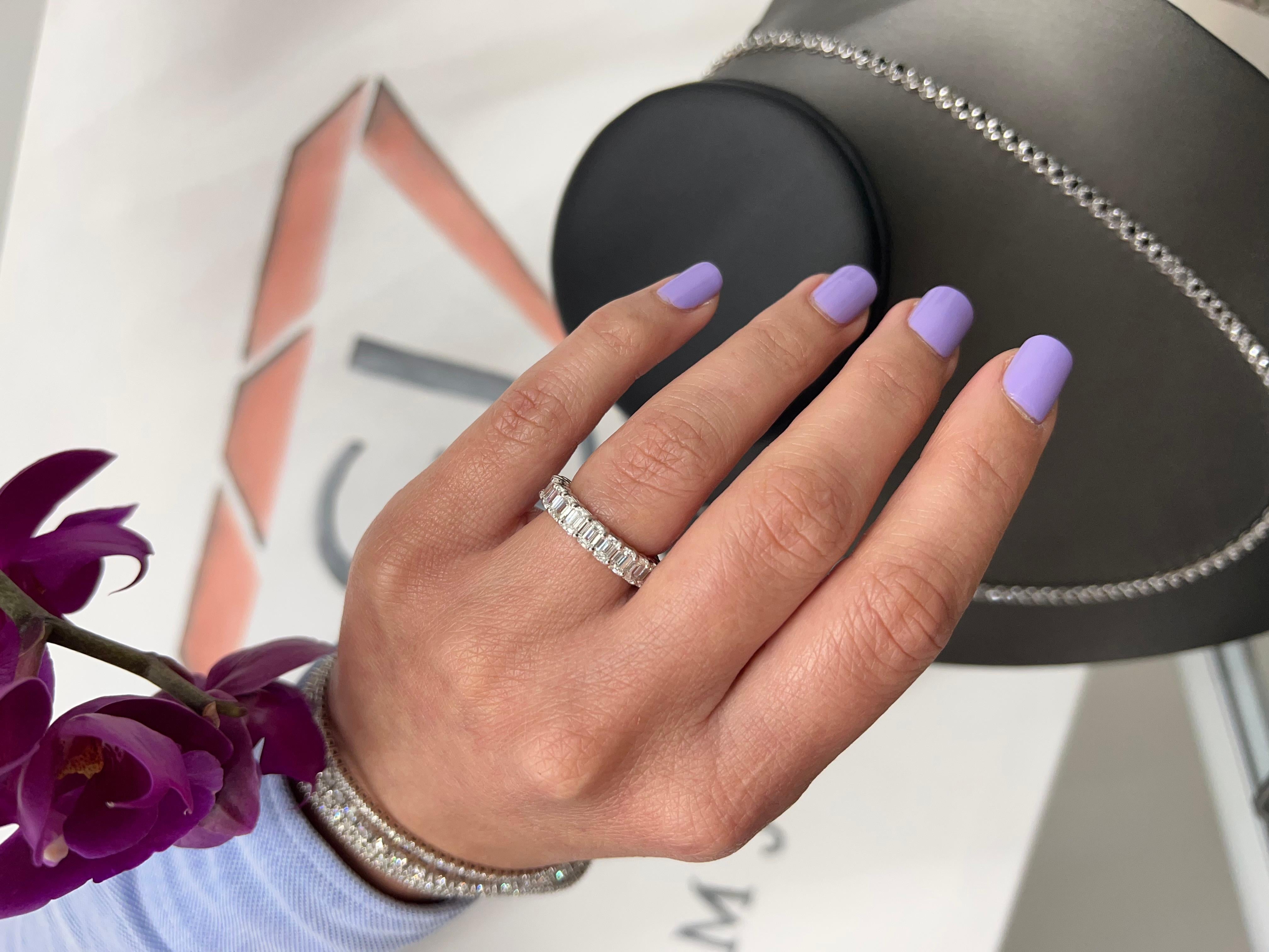 Gem Jewelers Co. - Fascia per l'eternità con diamante taglio smeraldo da 4,5 carati in oro bianco 18 carati In condizioni Nuovo in vendita a Miami, FL