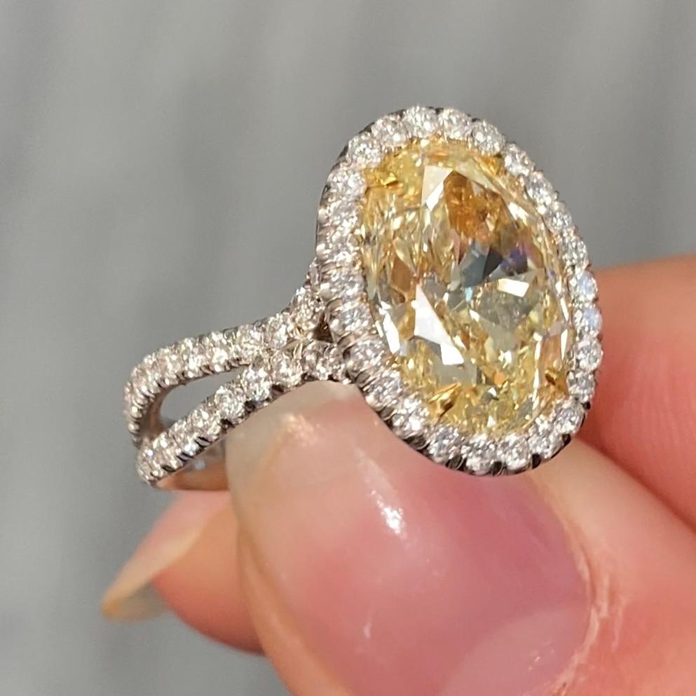 4.5 Carat Light Yellow Oval Diamond Ring In New Condition For Sale In New York, NY