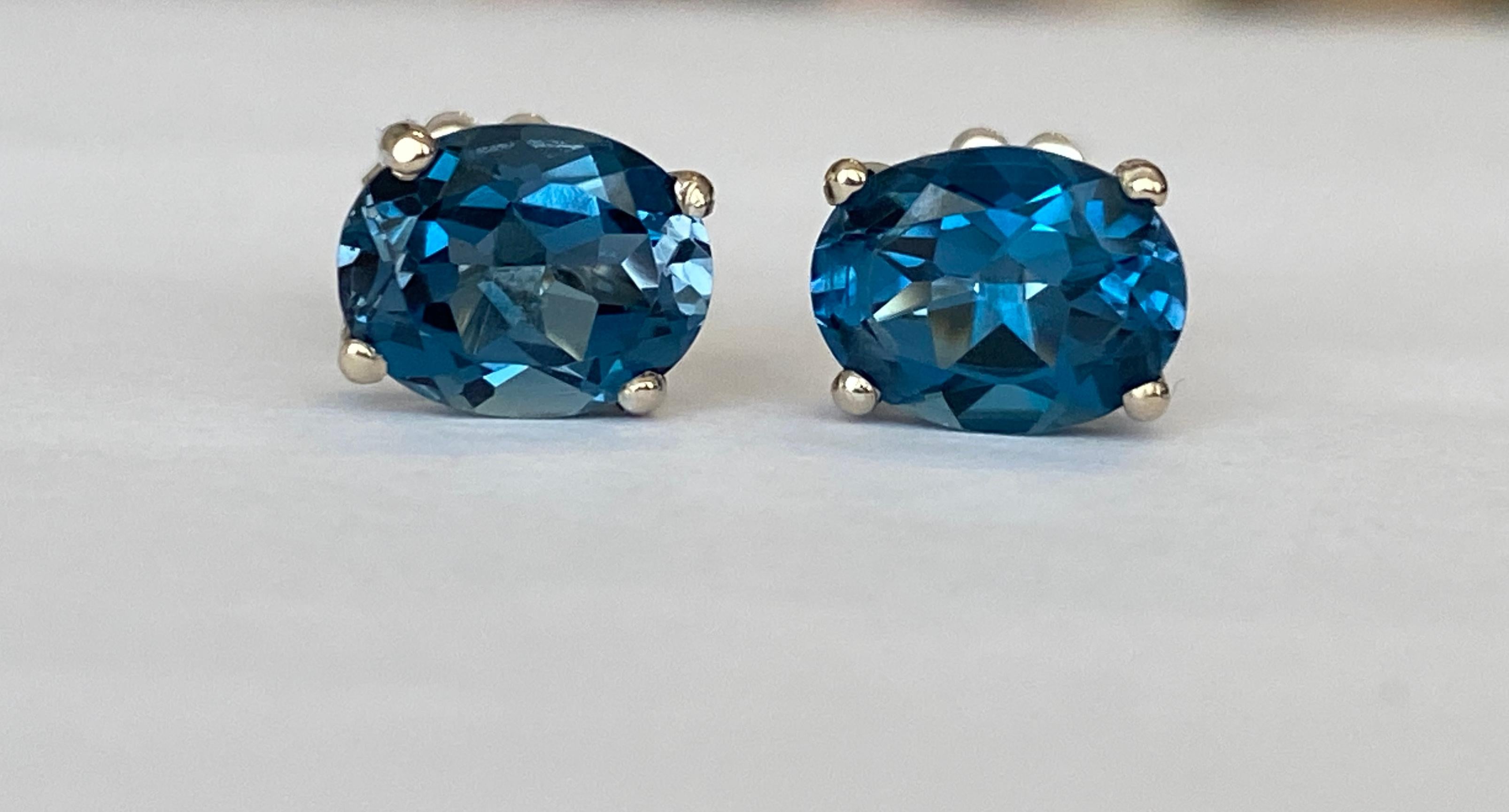 Beautiful 18 carat gold ear studs in new condition with two pieces of London Blue Topaz, approx. 4.5 ct in total
Gold content: 18 kt (hallmarked)
London Blue Topaz: 7m*9mm
But studs:17mm*19mm
Weight: 2.9 grams
Working for couple of years for one of