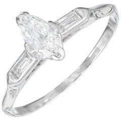 Anillo de compromiso de tres piedras en platino con diamante marquesa de 0,45 quilates