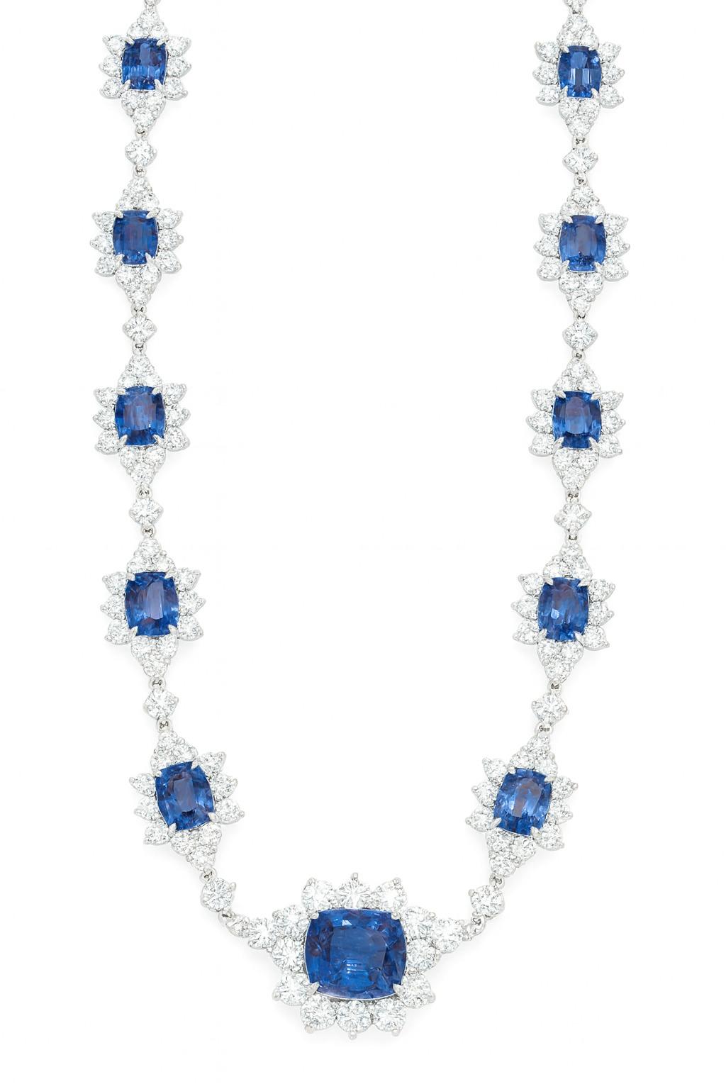 Una collana eccezionale con un peso totale di 45 carati, incastonati in oro bianco 18 carati.

Zaffiri: 18 zaffiri blu naturali con taglio a cuscino, per un peso complessivo di 24 carati, che mostrano un colore blu vivido e accattivante.

Diamanti: