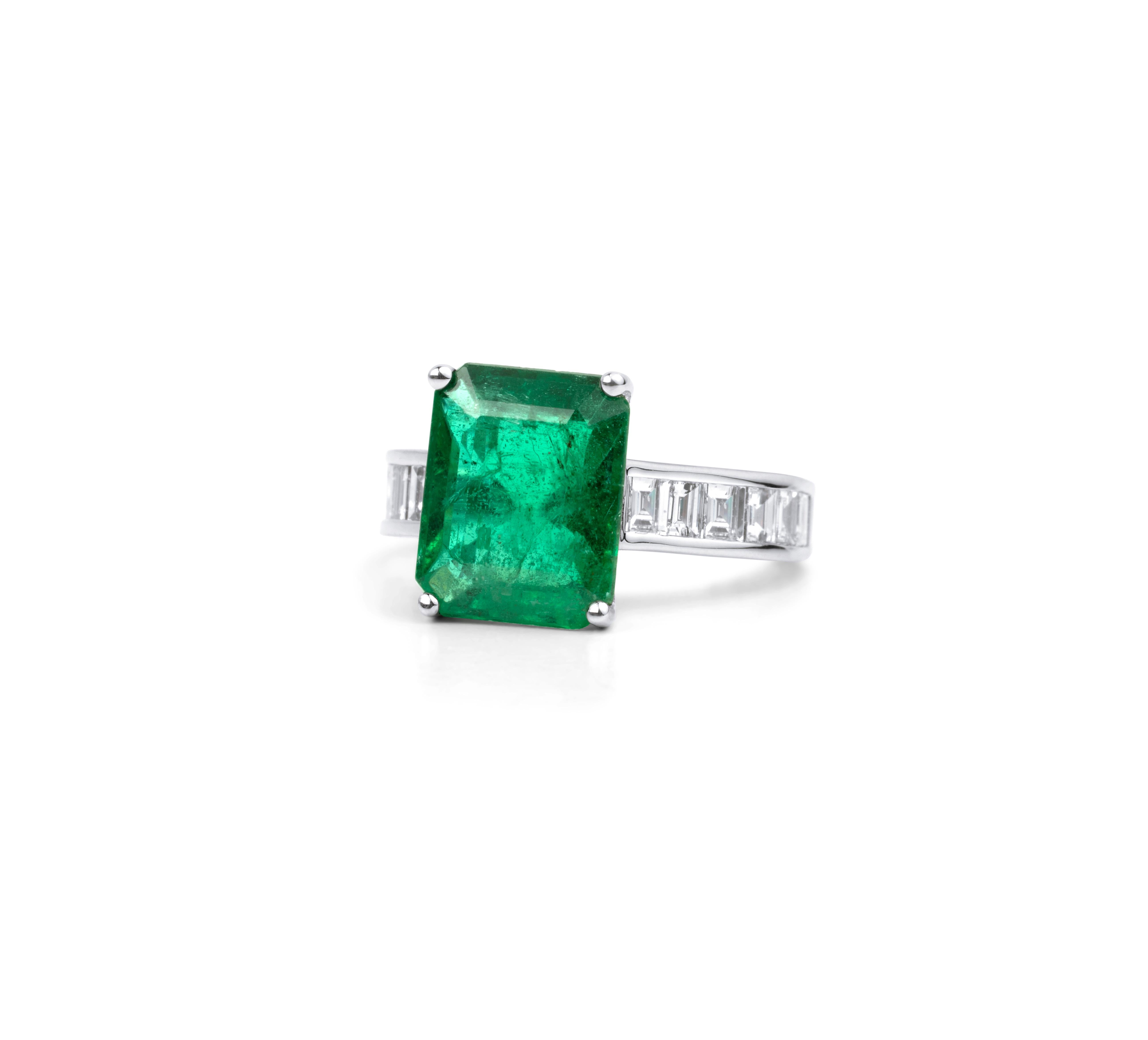 Art Deco 4.5 Carat Natural Emerald Diamond Cocktail Engagement Ring 18k White Gold For Sale