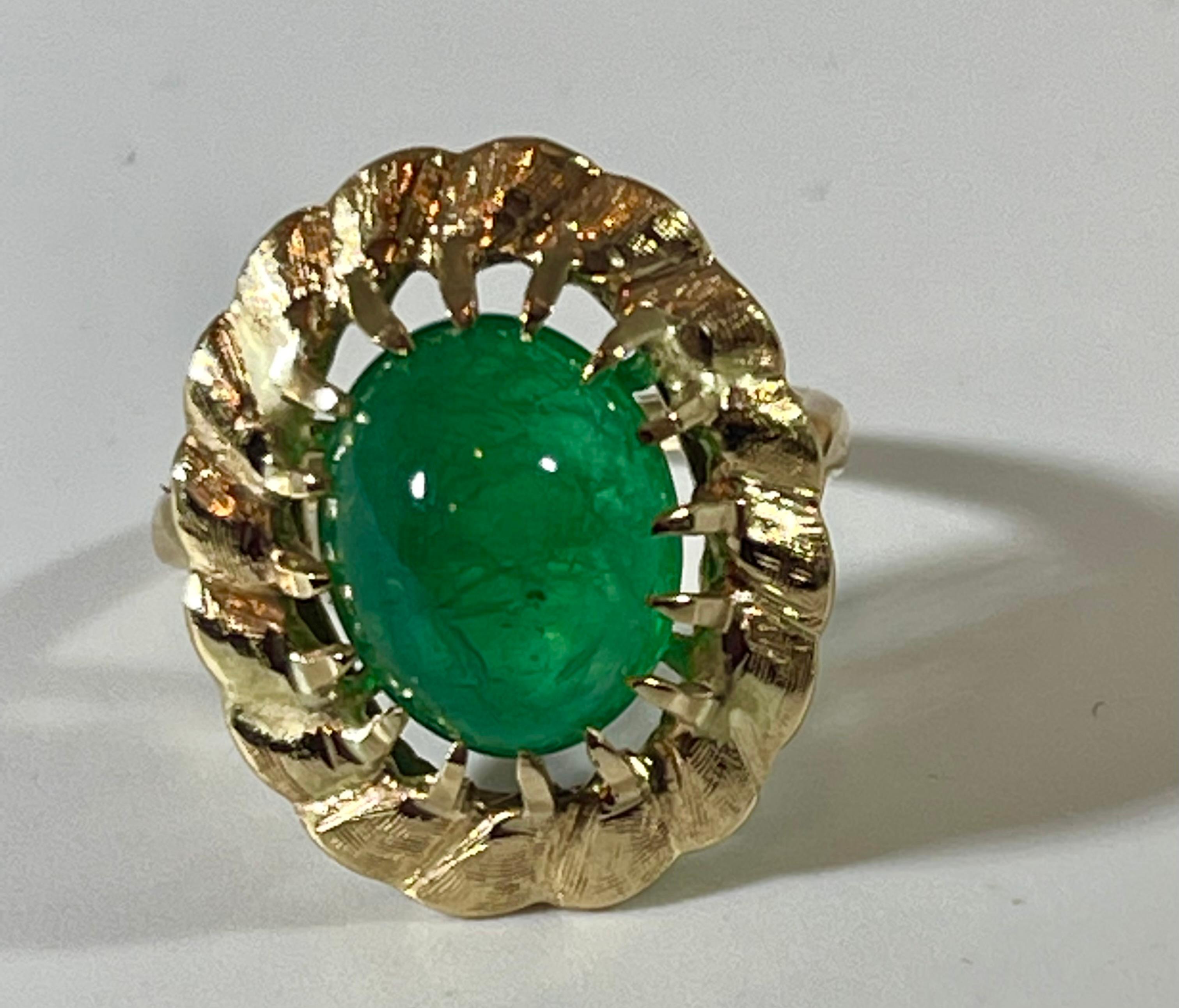 4.5 Carat Oval Emerald Cabochon 14 Karat Yellow Gold Cocktail Ring Vintage  For Sale 6
