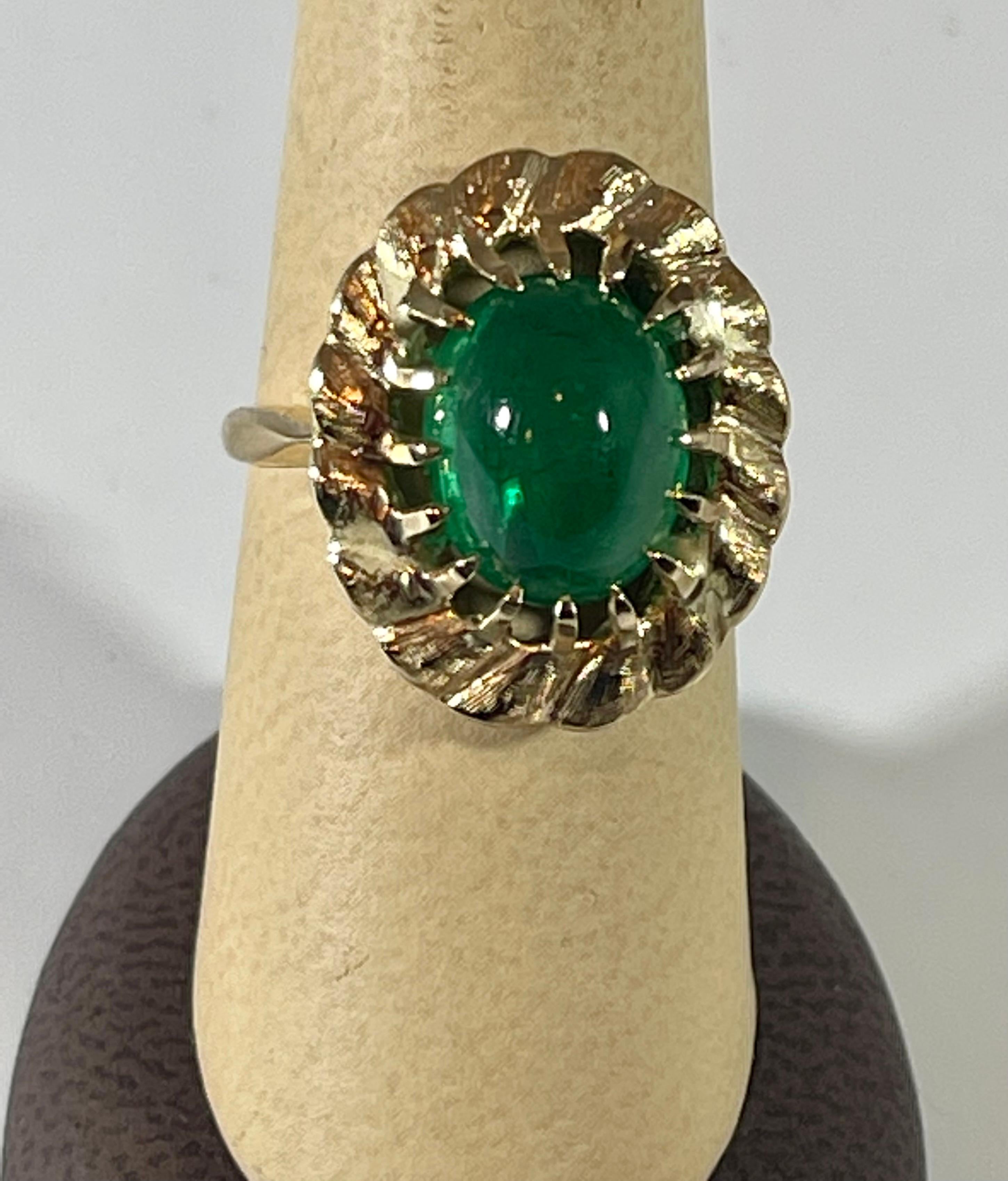 4.5 Carat Oval Emerald Cabochon 14 Karat Yellow Gold Cocktail Ring Vintage  For Sale 1