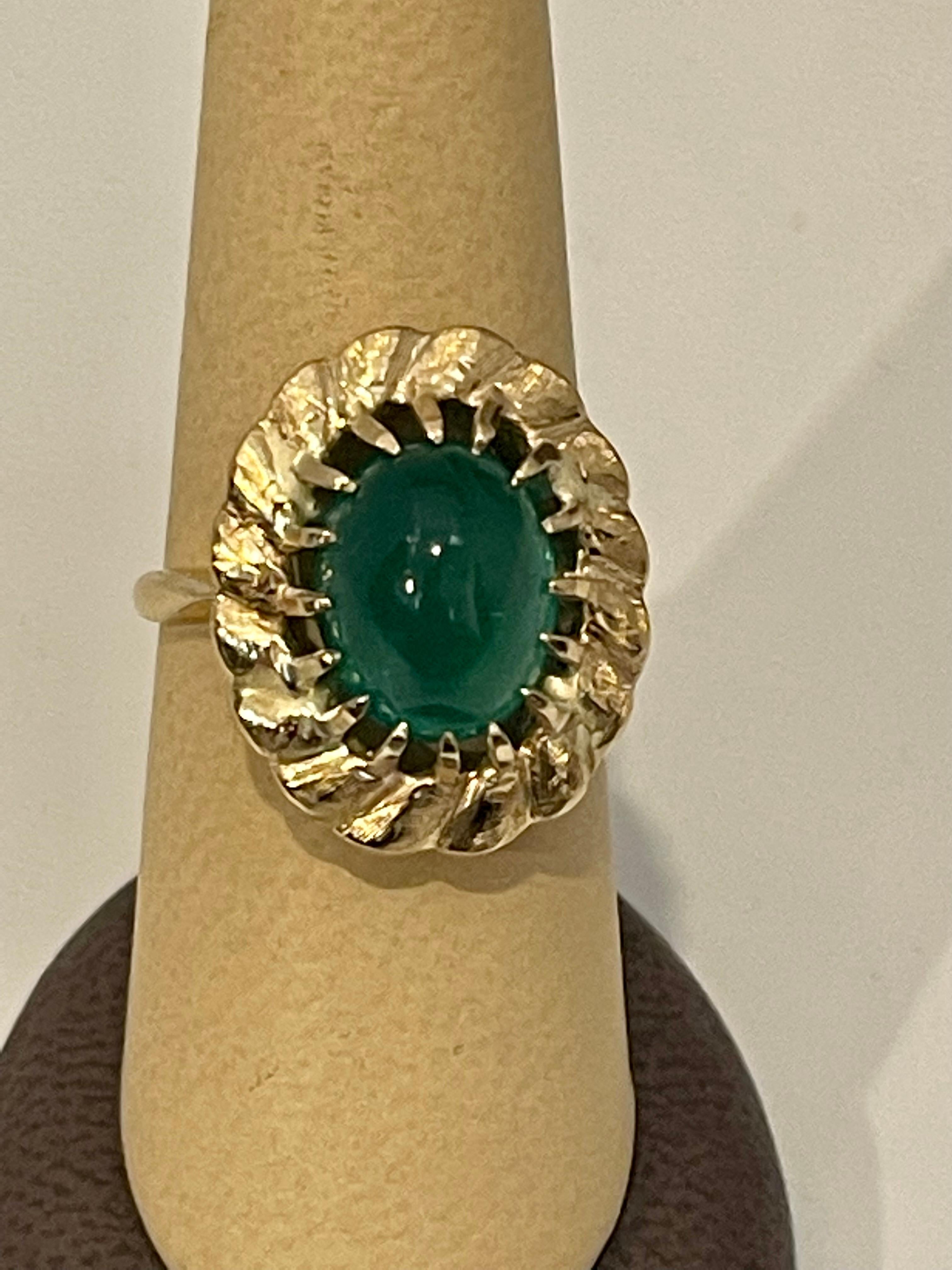 4.5 Carat Oval Emerald Cabochon 14 Karat Yellow Gold Cocktail Ring Vintage  For Sale 2