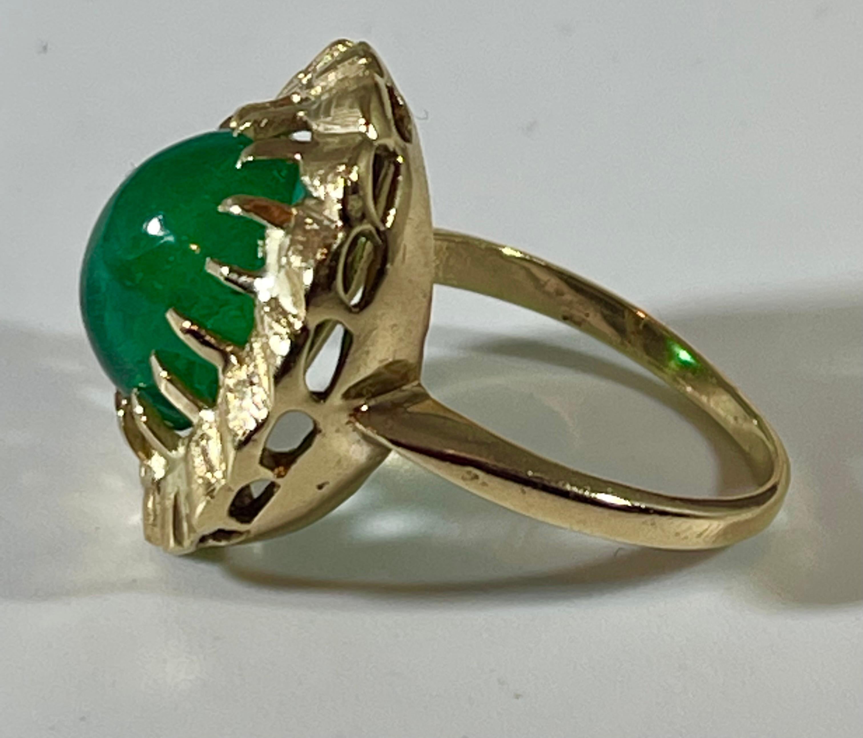 4.5 Carat Oval Emerald Cabochon 14 Karat Yellow Gold Cocktail Ring Vintage  For Sale 5