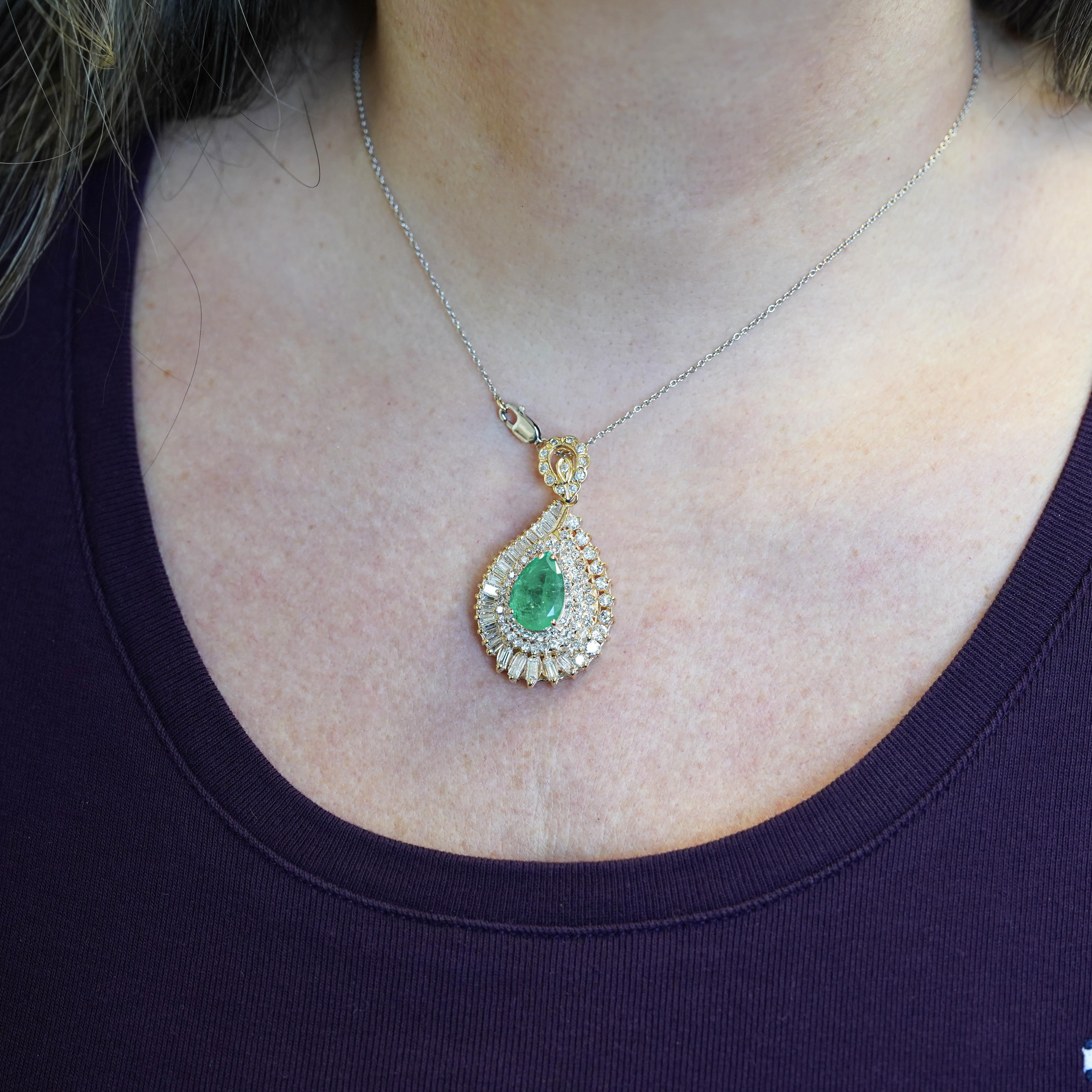 Donna Collana con smeraldo colombiano e diamante in oro 18 carati da 4,5 carati con taglio a pera in vendita