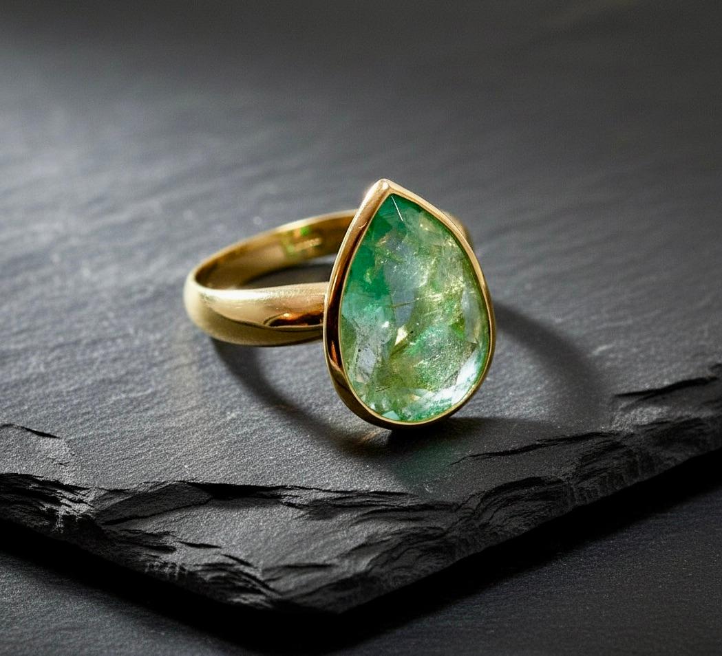 4,5 Karat Birnenschliff natürlicher kolumbianischer Smaragd Solitär Ring 18 Karat (Tropfenschliff) im Angebot