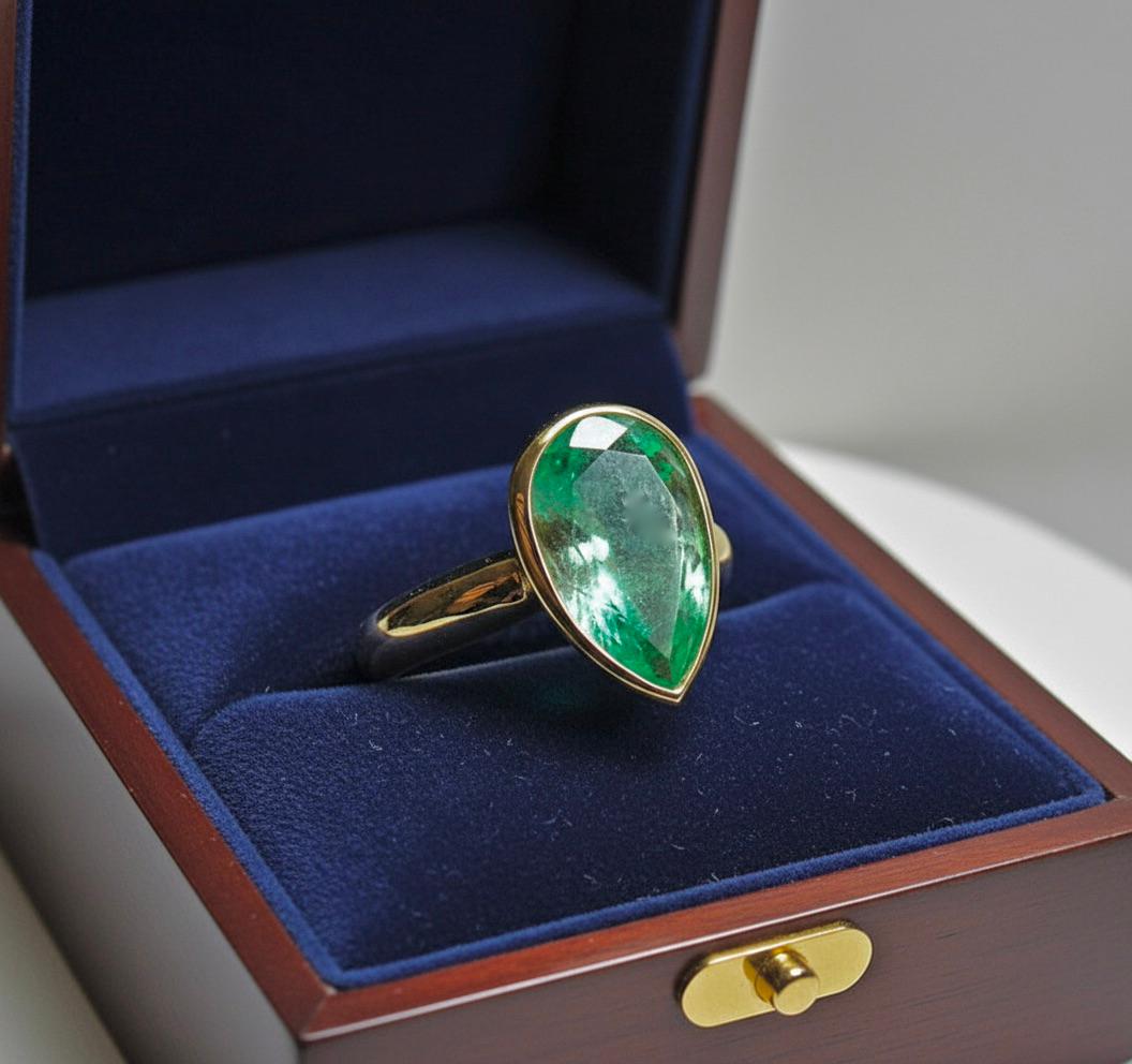 4,5 Karat Birnenschliff natürlicher kolumbianischer Smaragd Solitär Ring 18 Karat im Angebot 1