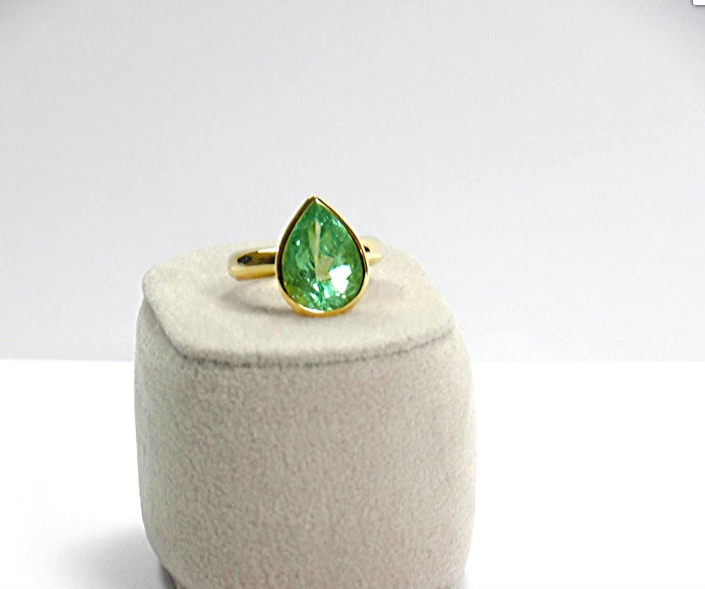 Taille poire Bague solitaire en or 18 carats avec émeraude naturelle de Colombie taille poire de 4,5 carats en vente