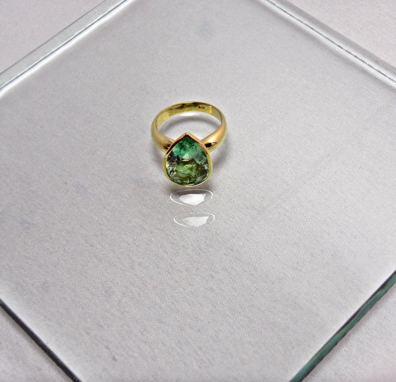 Bague solitaire en or 18 carats avec émeraude naturelle de Colombie taille poire de 4,5 carats en vente 1