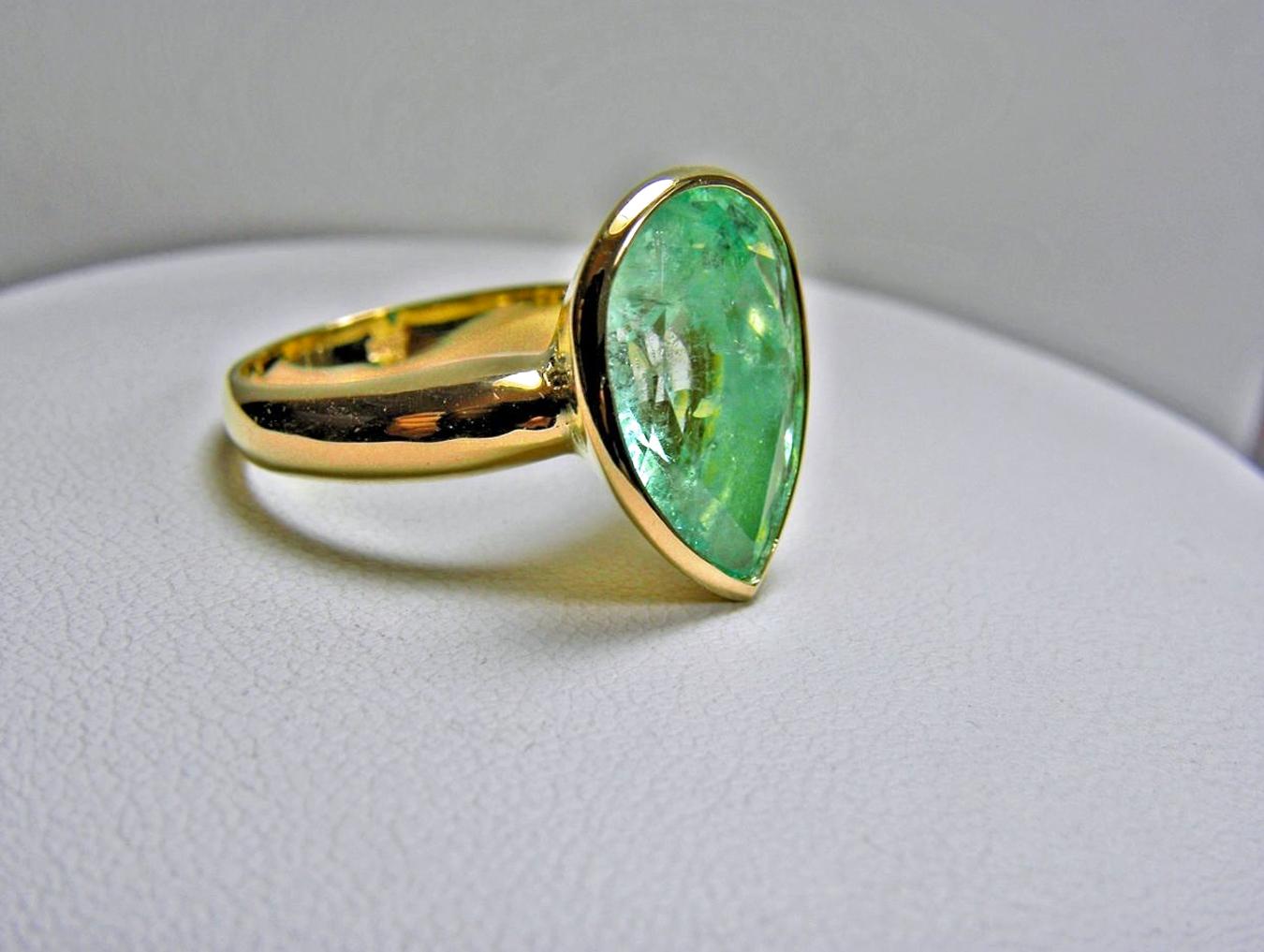 Anello solitario con smeraldo colombiano naturale da 4,5 carati con taglio a pera 18 carati in vendita 2