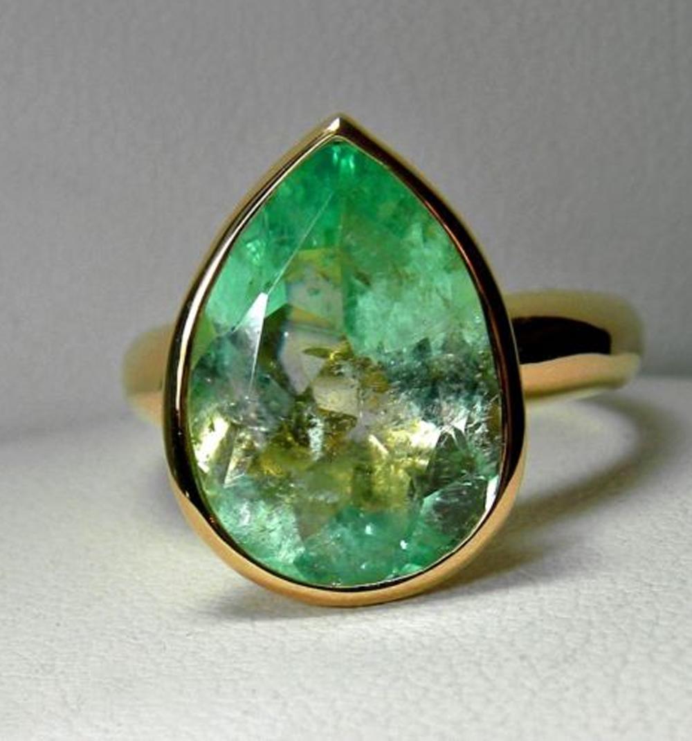 4.5 Carat Pear Cut Natural Colombian Emerald Solitaire Ring 18 Karat For Sale 1