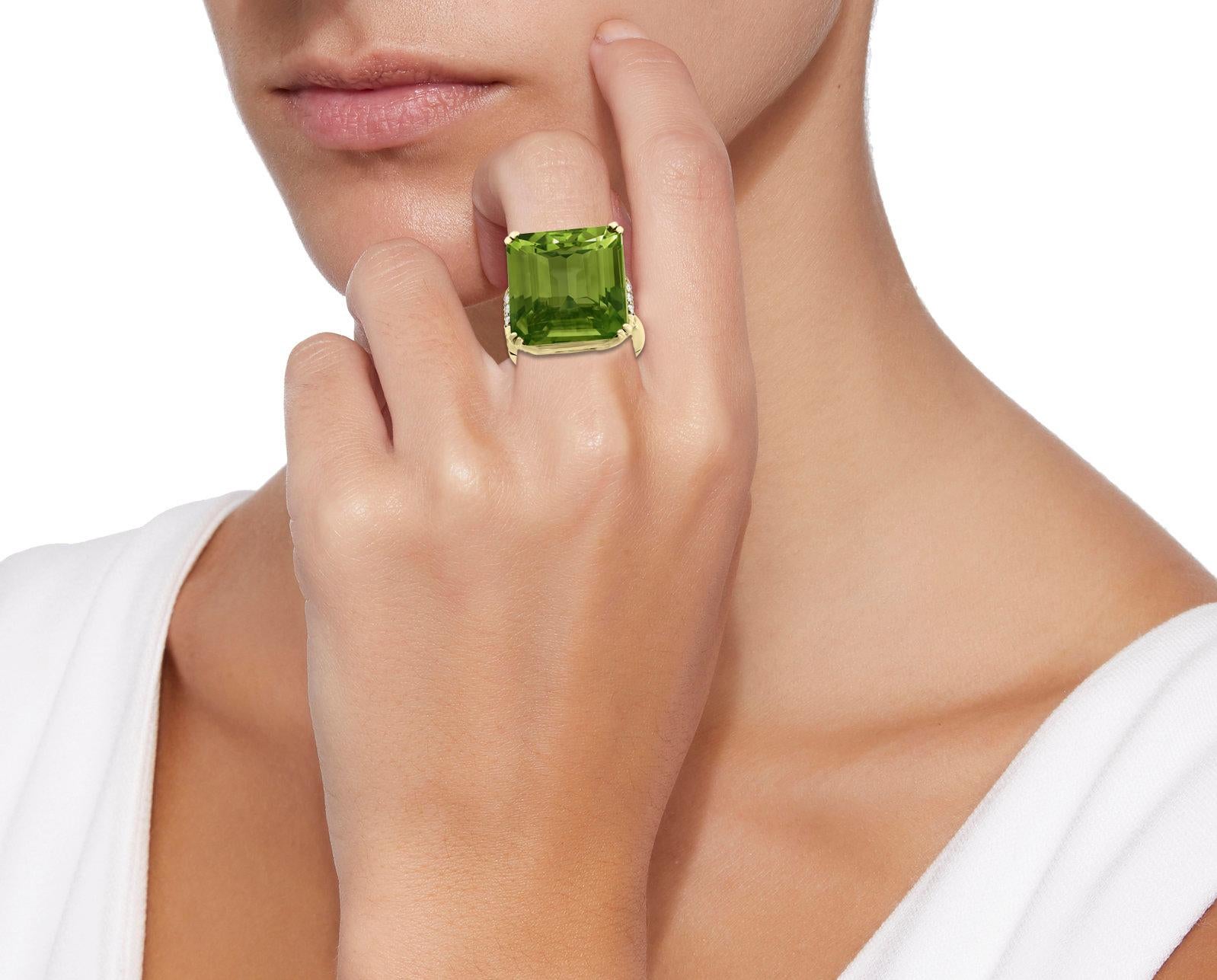 32.6 Carat Peridot and Diamond 18 Karat Yellow Gold Cocktail Ring Estate Adjust In Excellent Condition In New York, NY