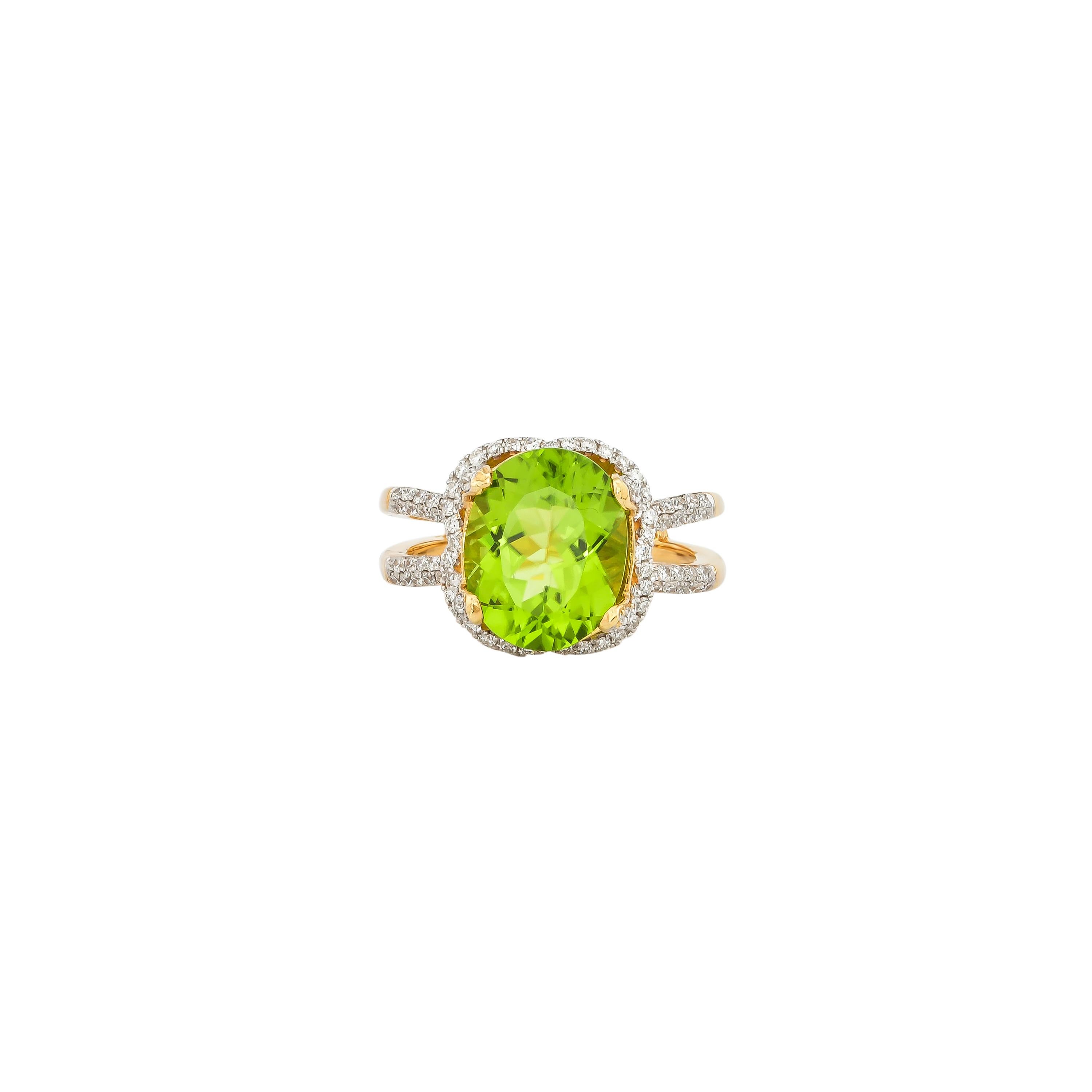 4,5 Karat Peridot und Diamantring aus 18 Karat Gelbgold (Ovalschliff) im Angebot