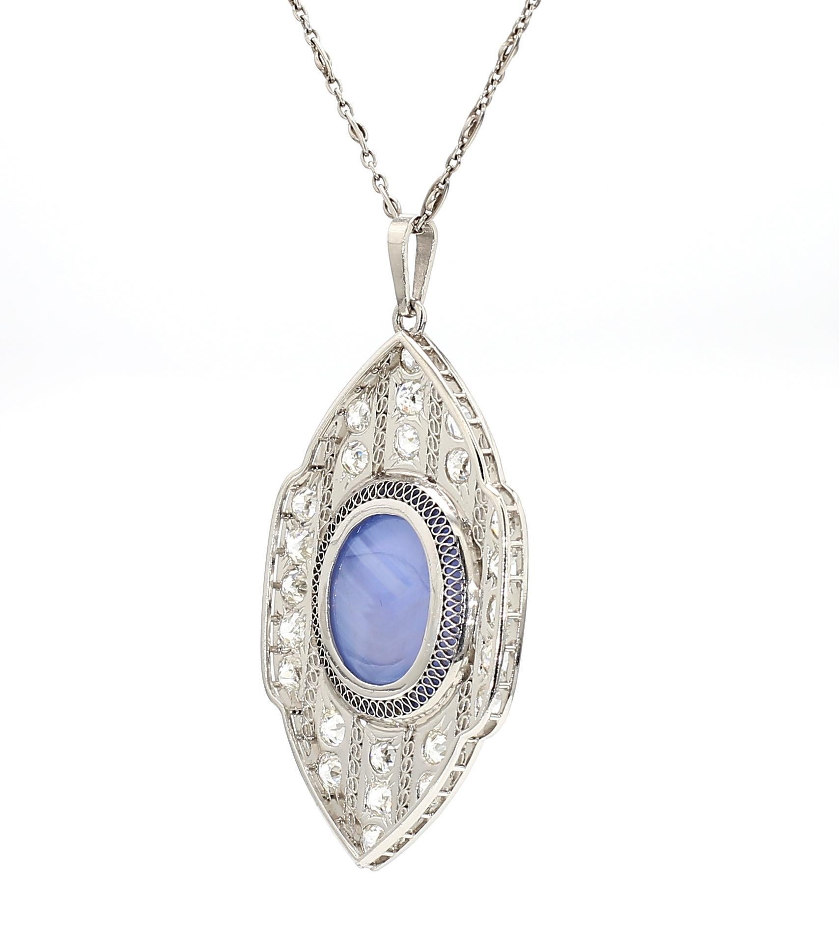Collar Colgante Art Decó Zafiro Azul Estrella de Ceilán Natural en Platino - Certificado AGL

Extraordinario colgante de zafiro estrella azul de Ceilán natural de la época Art Déco, con zafiro talla cabujón de 45 quilates en engaste de filigrana de