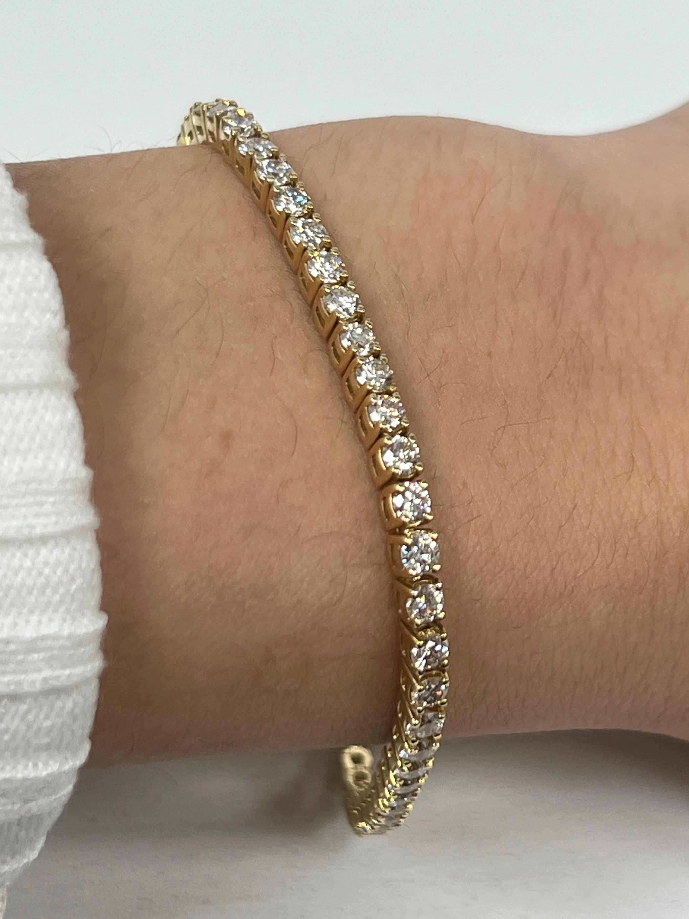 La mode et le glamour sont à l'honneur avec ce bracelet en diamants exquis. Ce bracelet en diamants en or jaune 14 carats est composé de 10,6 grammes d'or. Le sommet est orné d'une rangée de diamants de couleur I-J et de pureté VS/SI. Ce bracelet