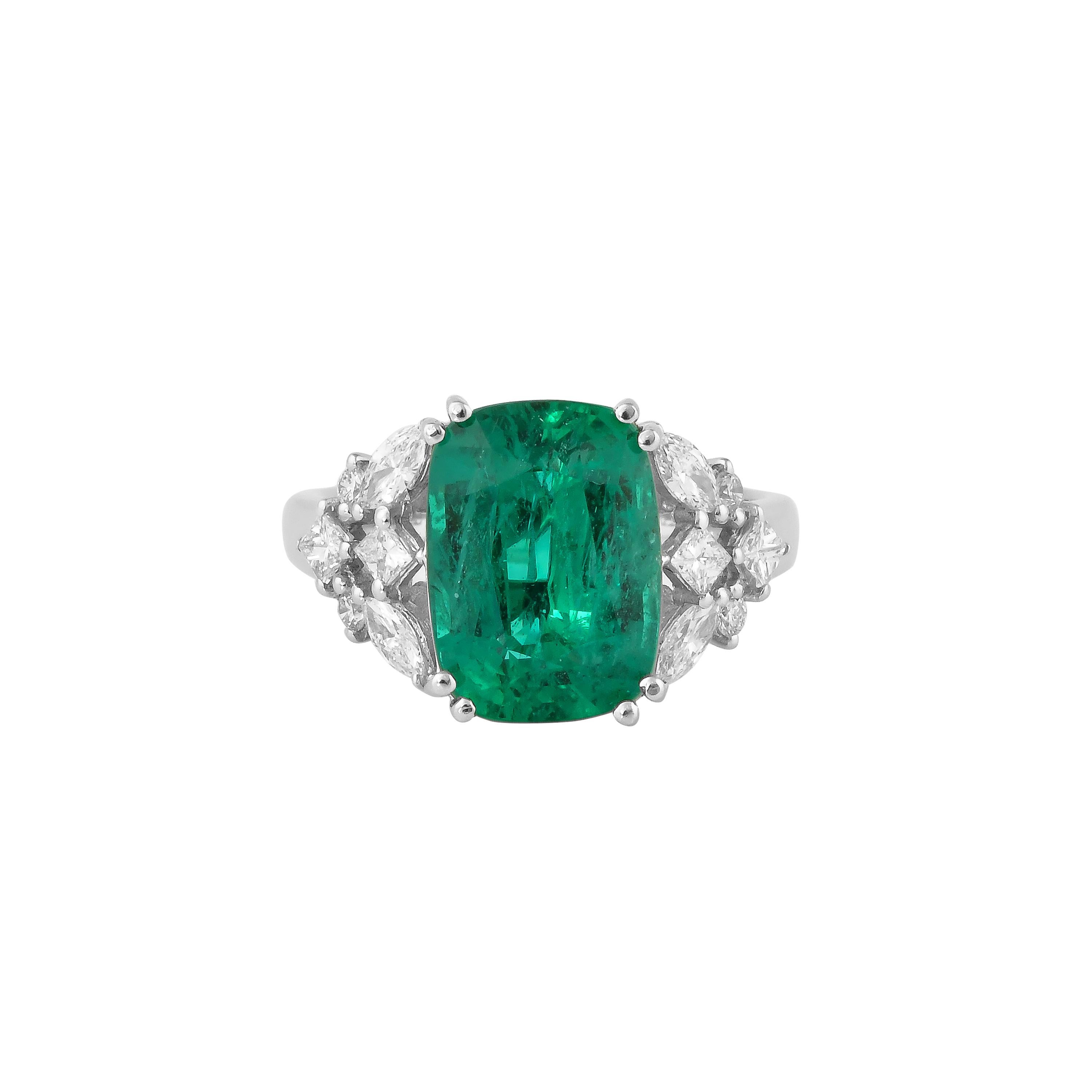 Contemporary GRS Certified 4.5 Carat Zambian Emerald & Diamond Ring in 18 Karat White Gold For Sale