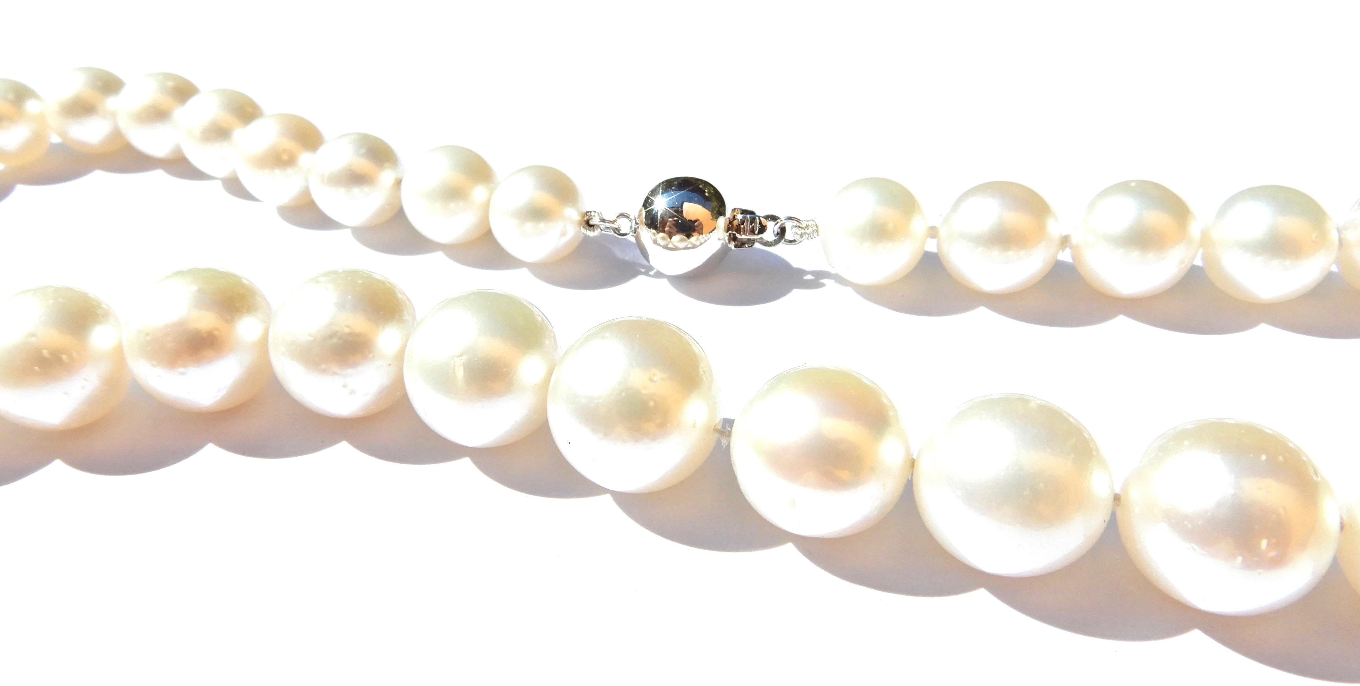 Graduated South Sea Pearl and 9 Carat White Gold Necklace In New Condition In Brisbane, QLD