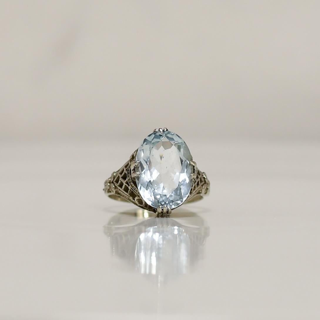 4.5 CT Aquamarine Ring with Latticework and Ribbon Detail 14K White Gold Ring In Good Condition For Sale In Addison, TX