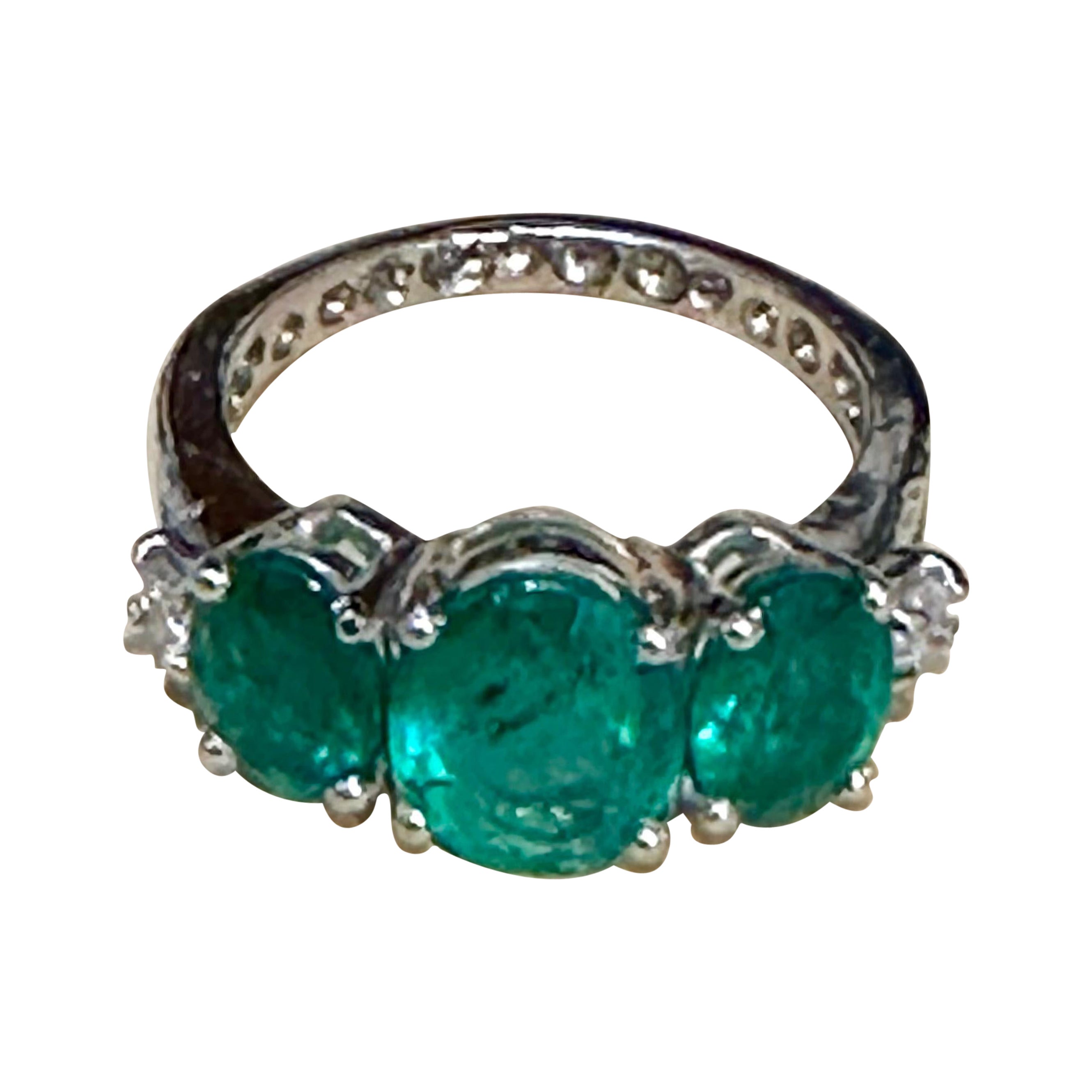 
Bague à trois pierres en émeraude d'environ 4,5 ct Bandeau à diamants Past Present Future en platine, taille 8
Taille 8 , Il ne peut pas être redimensionné car il a entièrement chargé avec des diamants sur la bande.
Les trois émeraudes sont de