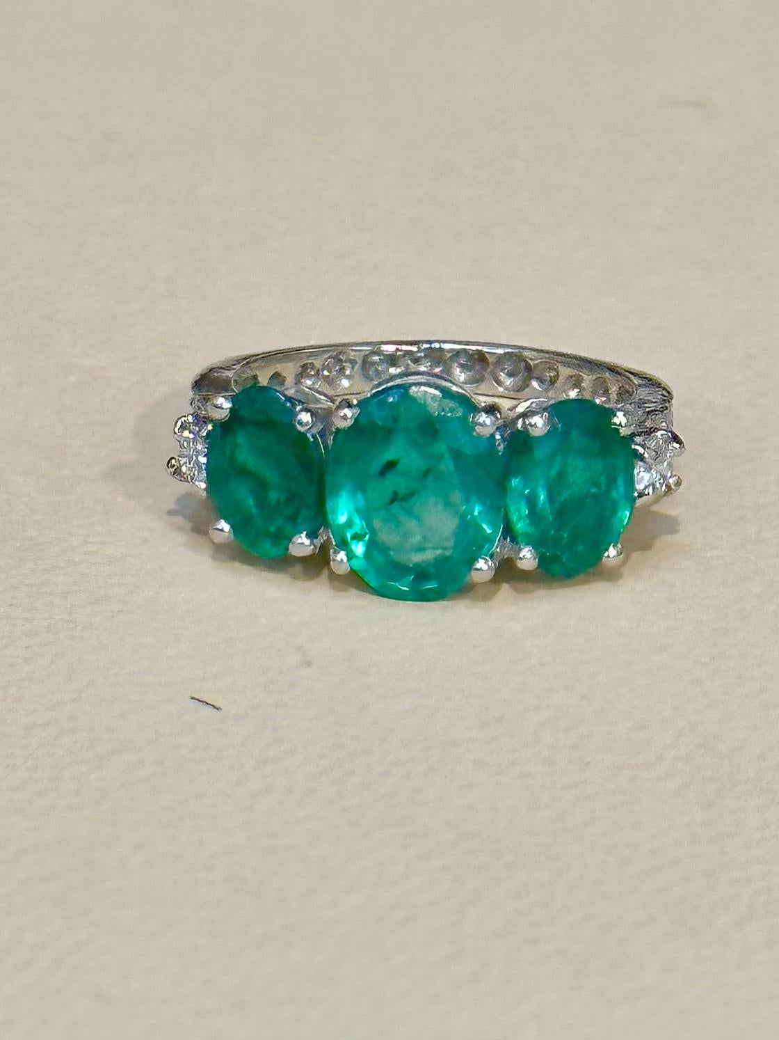4,5 Karat Smaragd Drei-Stein-Ring Past Present Future Diamantband Platin im Angebot 6