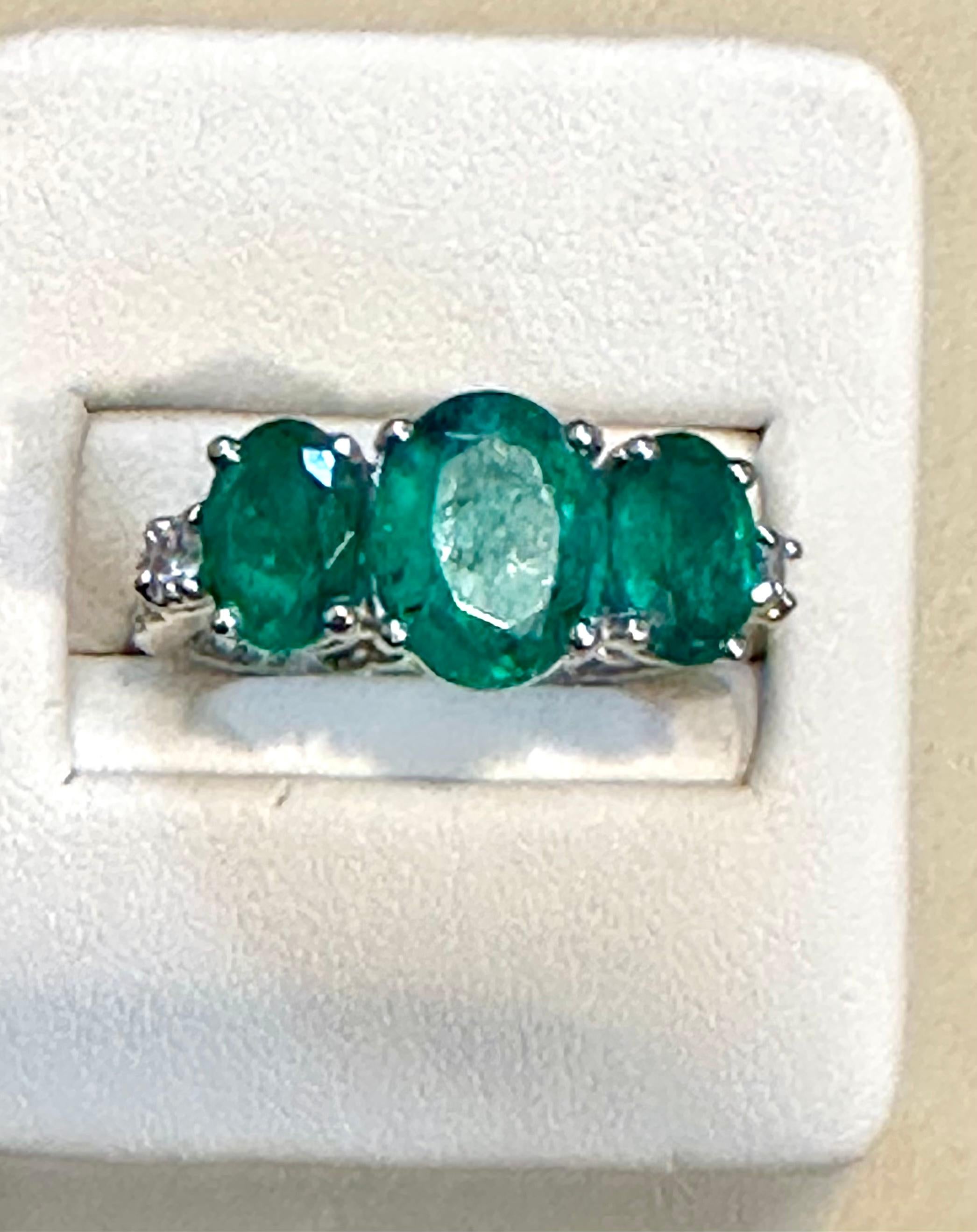 4,5 Karat Smaragd Drei-Stein-Ring Past Present Future Diamantband Platin im Zustand „Hervorragend“ im Angebot in New York, NY