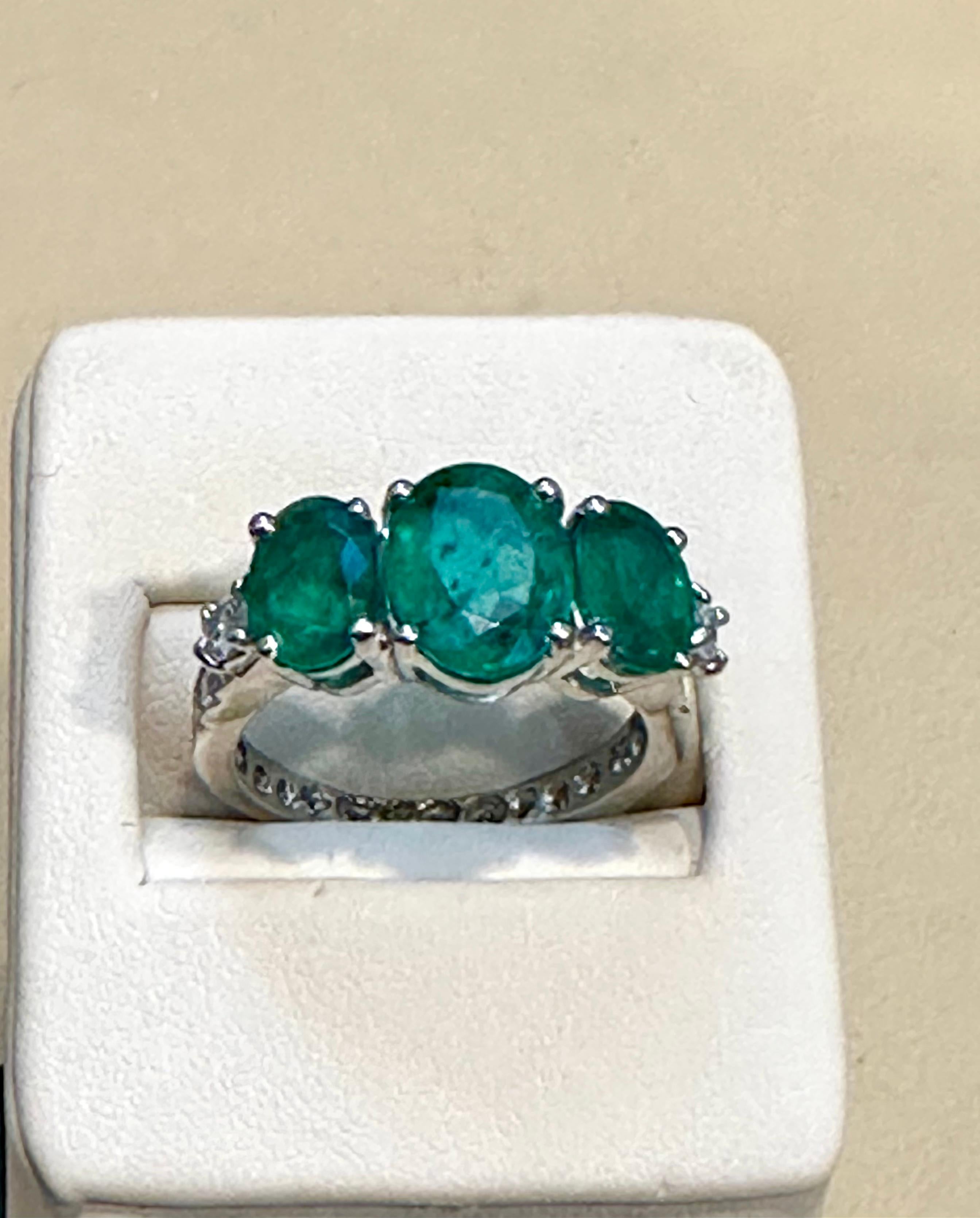 4.5 Ct Emerald Three-Stone Ring Past Present Future Diamond Band Platinum In Excellent Condition For Sale In New York, NY