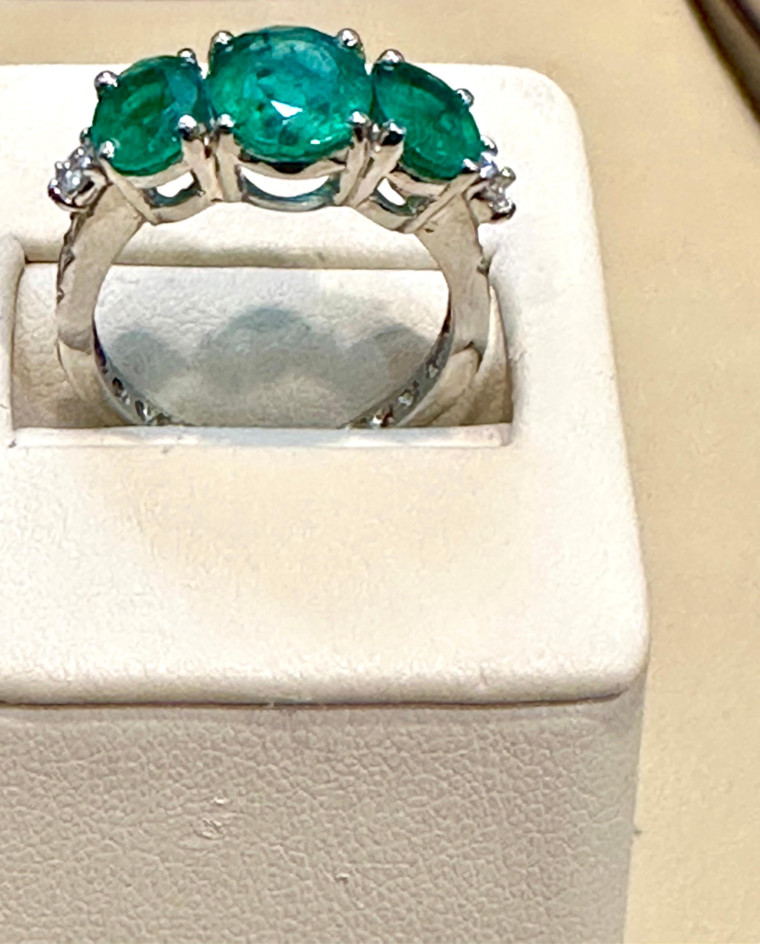 4,5 Karat Smaragd Drei-Stein-Ring Past Present Future Diamantband Platin im Angebot 1