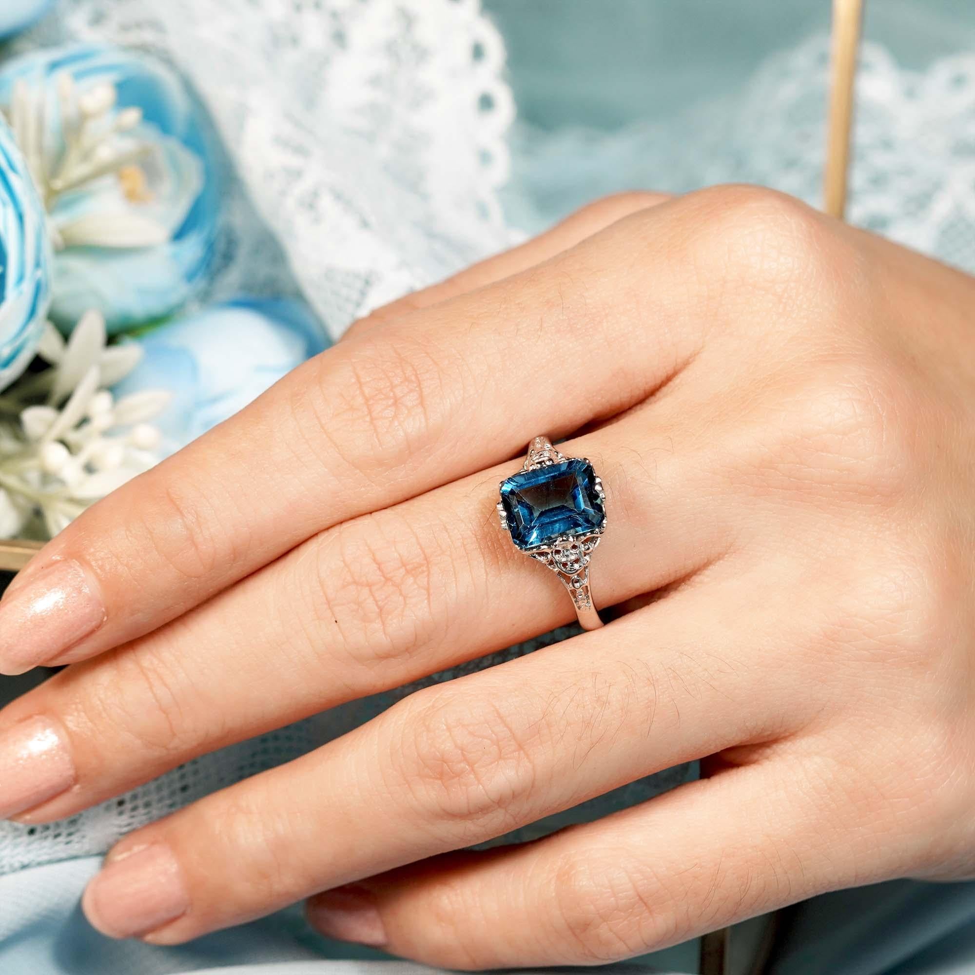 En vente :  4.5 Ct. Bague solitaire de style vintage en or blanc 9 carats avec topaze bleue naturelle de Londres 7