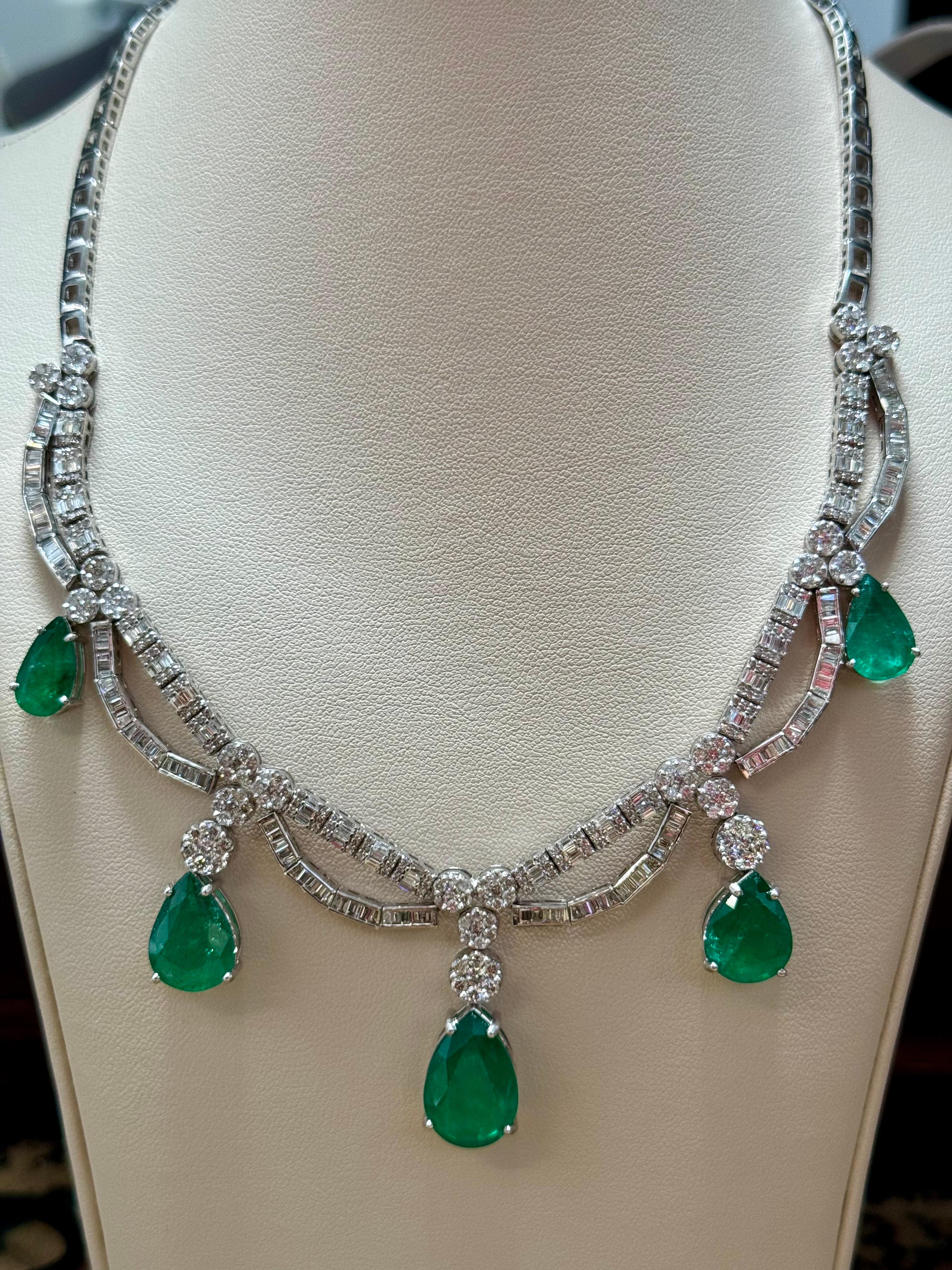 45 Karat sambischer Smaragd und 12 Karat Diamant Halskette und Ohrring Brautsuite im Angebot 3