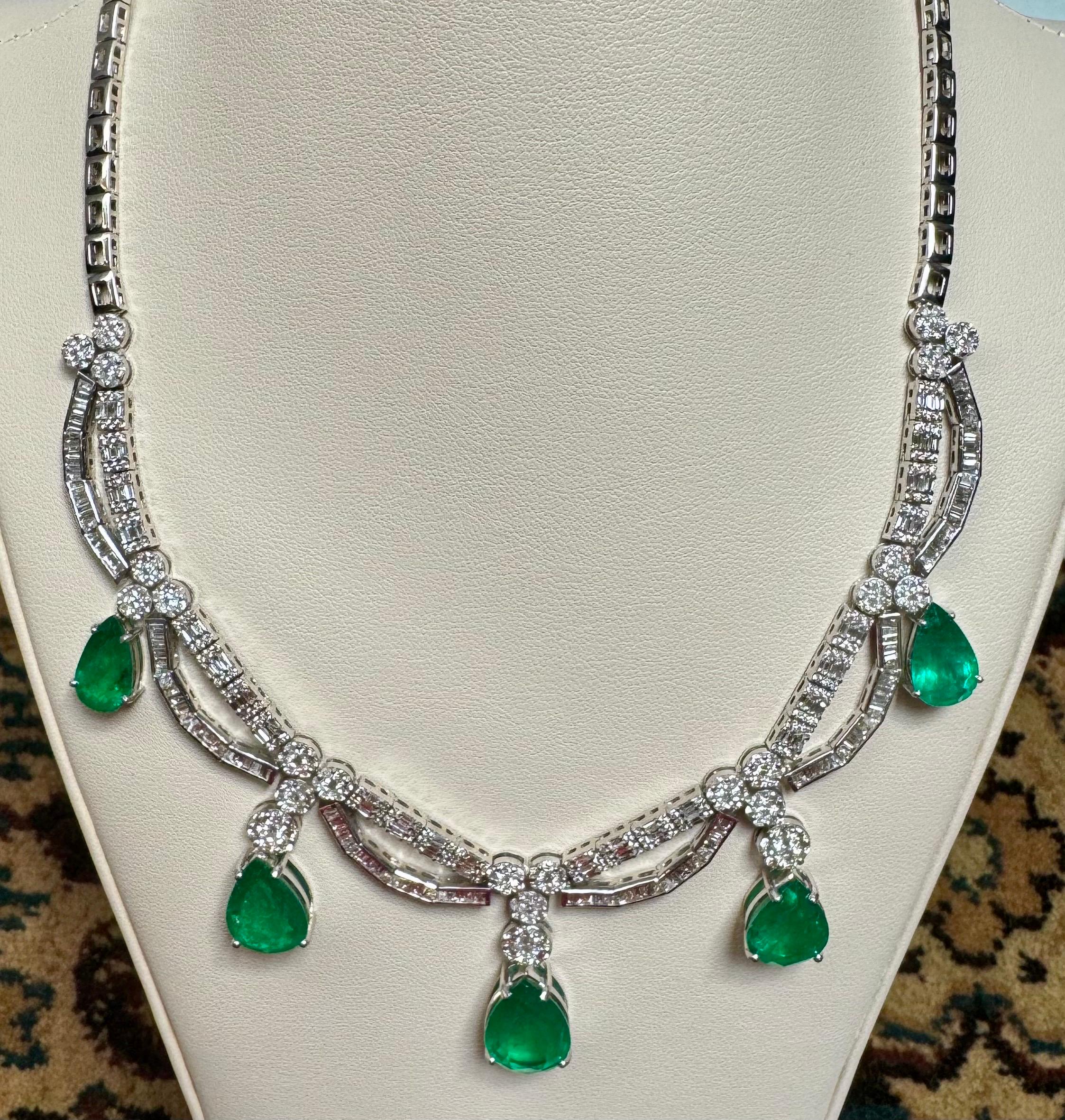 45 Karat sambischer Smaragd und 12 Karat Diamant Halskette und Ohrring Brautsuite im Angebot 6