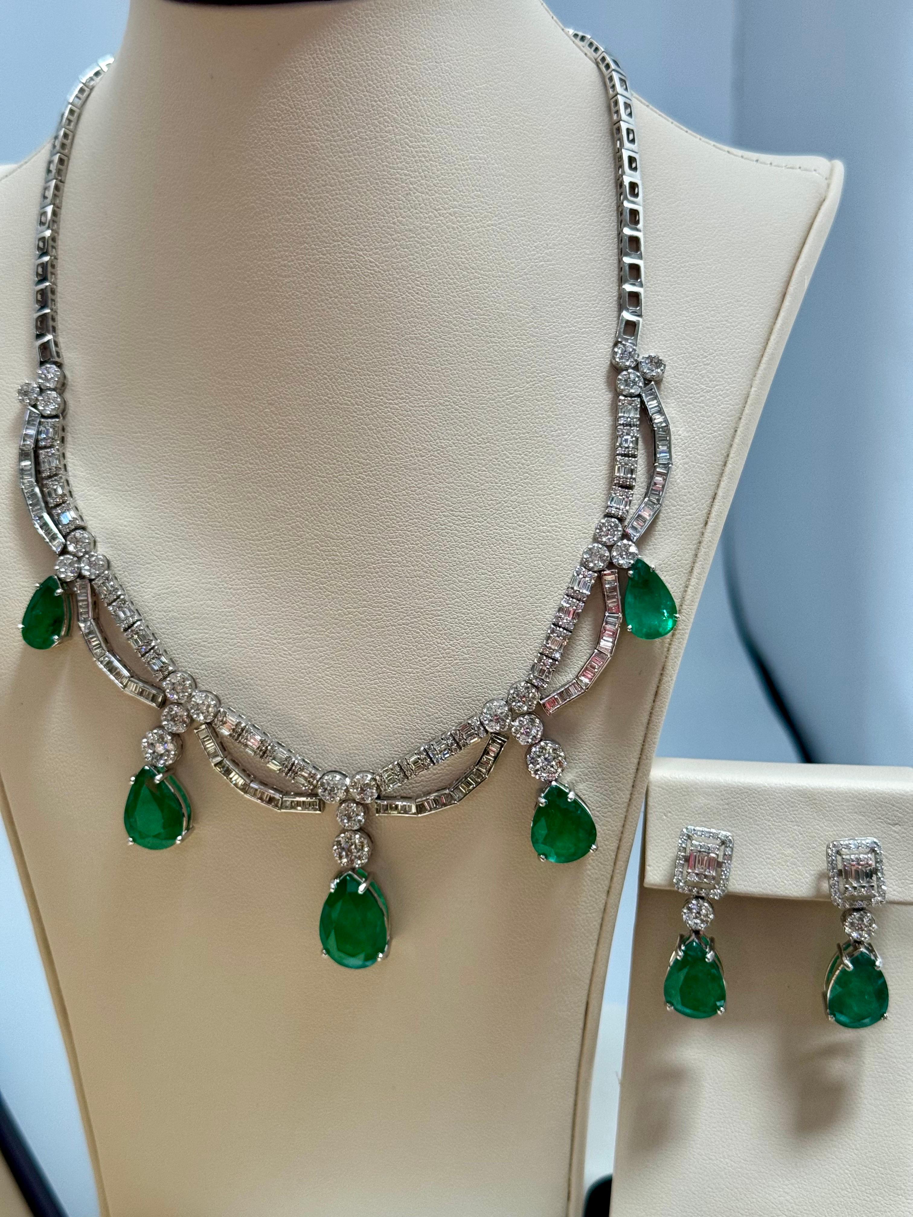 45 Karat sambischer Smaragd und 12 Karat Diamant Halskette und Ohrring Brautsuite im Angebot 7