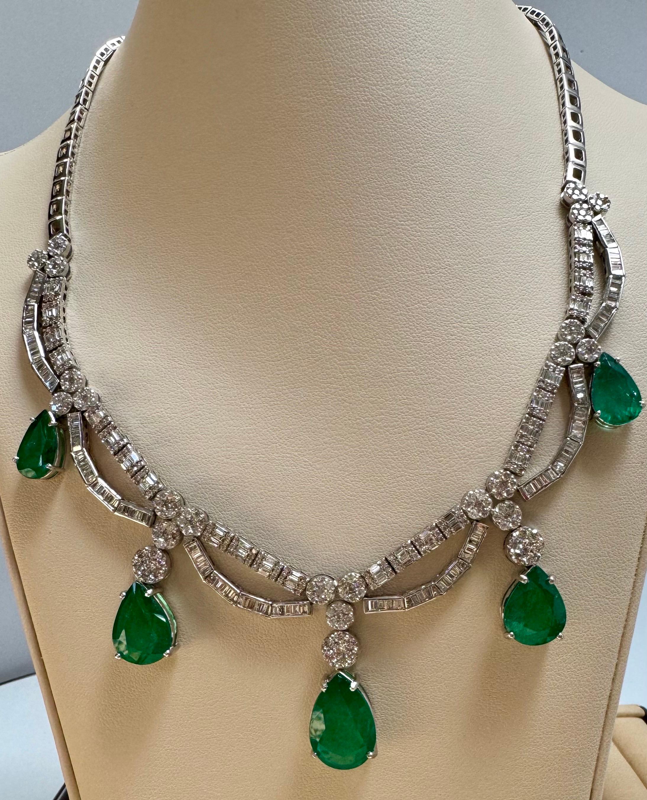 45 Karat sambischer Smaragd und 12 Karat Diamant Halskette und Ohrring Brautsuite im Angebot 8