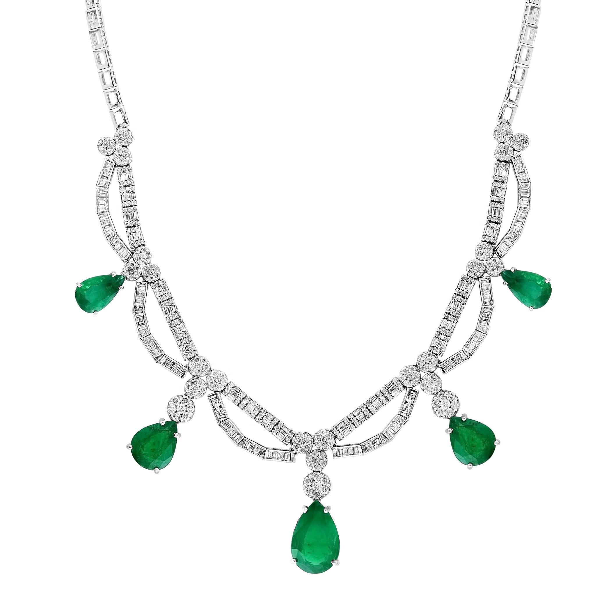 45 Karat sambischer Smaragd und 12 Karat Diamant-Halskette und Ohrring Bridal Suite ist ein wahres Meisterwerk, das die außergewöhnliche Qualität und Schönheit der sambischen Smaragde und Diamanten zur Geltung bringt. Die Smaragde in diesem Set