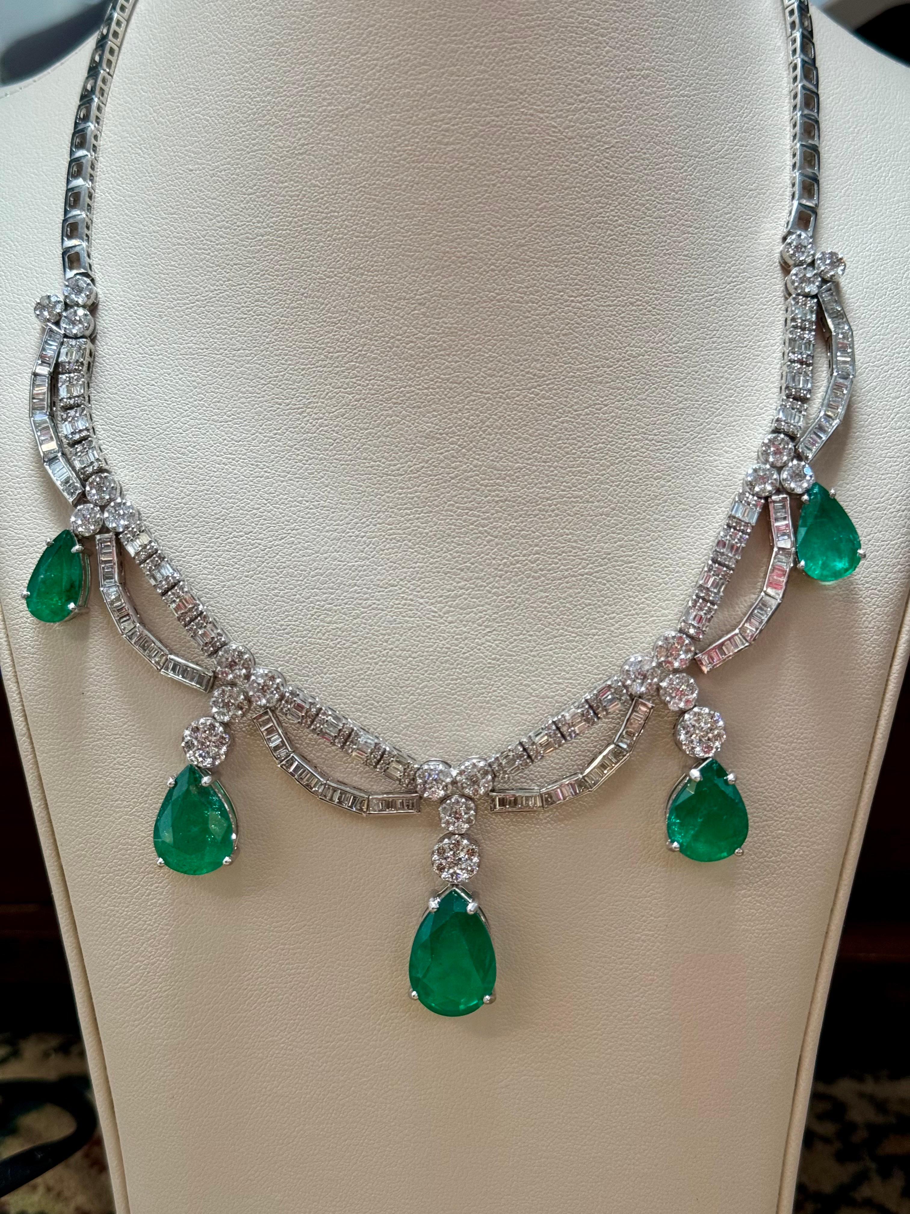 45 Karat sambischer Smaragd und 12 Karat Diamant Halskette und Ohrring Brautsuite im Zustand „Hervorragend“ im Angebot in New York, NY