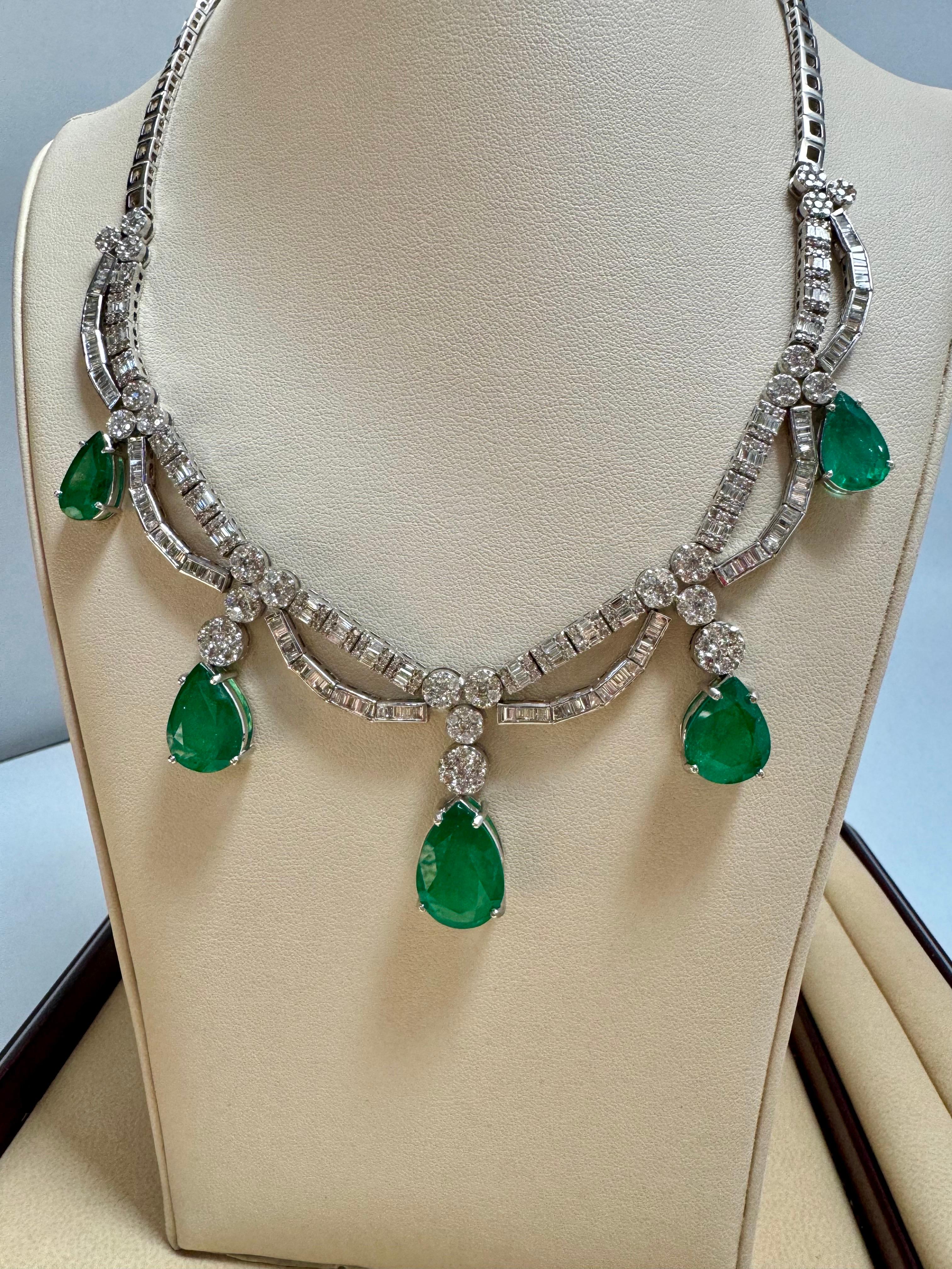 45 Karat sambischer Smaragd und 12 Karat Diamant Halskette und Ohrring Brautsuite im Angebot 1
