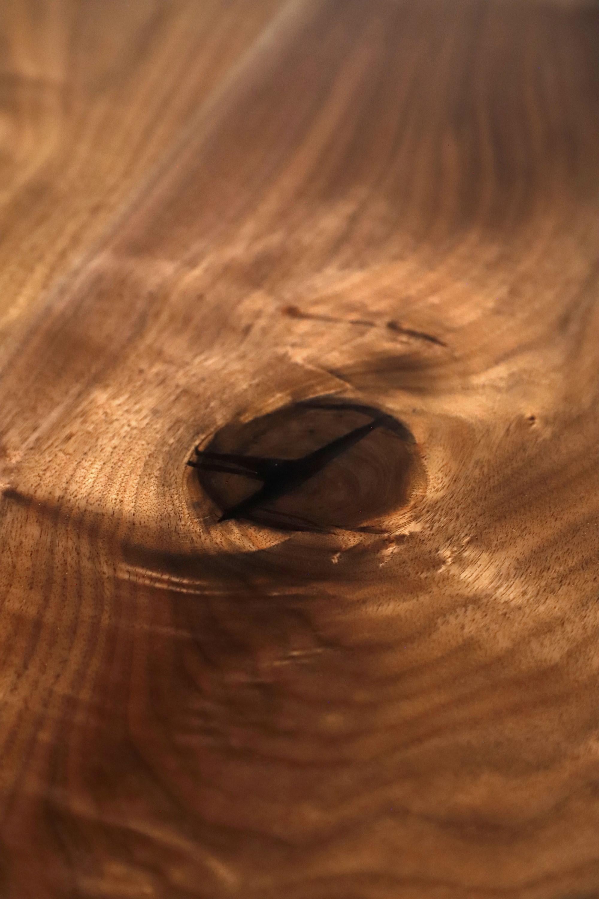 Dieser Tisch hat eine ovale Platte aus massivem Nussbaumholz mit drei Platten, die mit konischen Beinen kombiniert sind. Dieser Tisch ist versandfertig. Bitte beachten Sie, dieser Artikel befindet sich in unserem Standort in Scranton, PA.