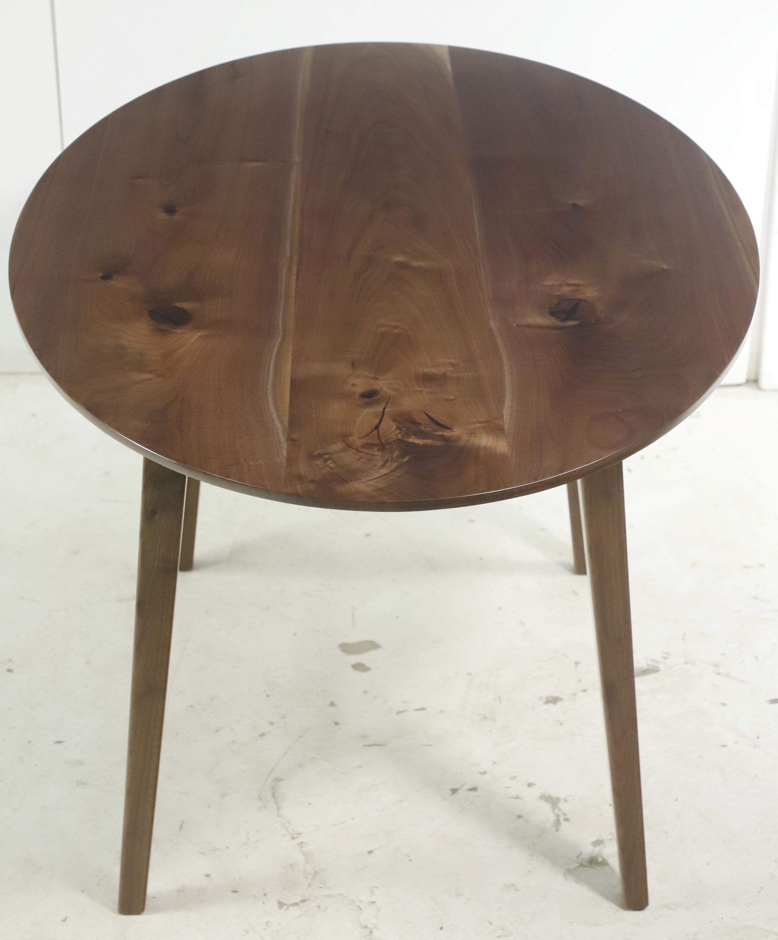 4.5 ft Long Oval Solid Walnut Tapered Leg  Table à manger Neuf - En vente à New York, NY