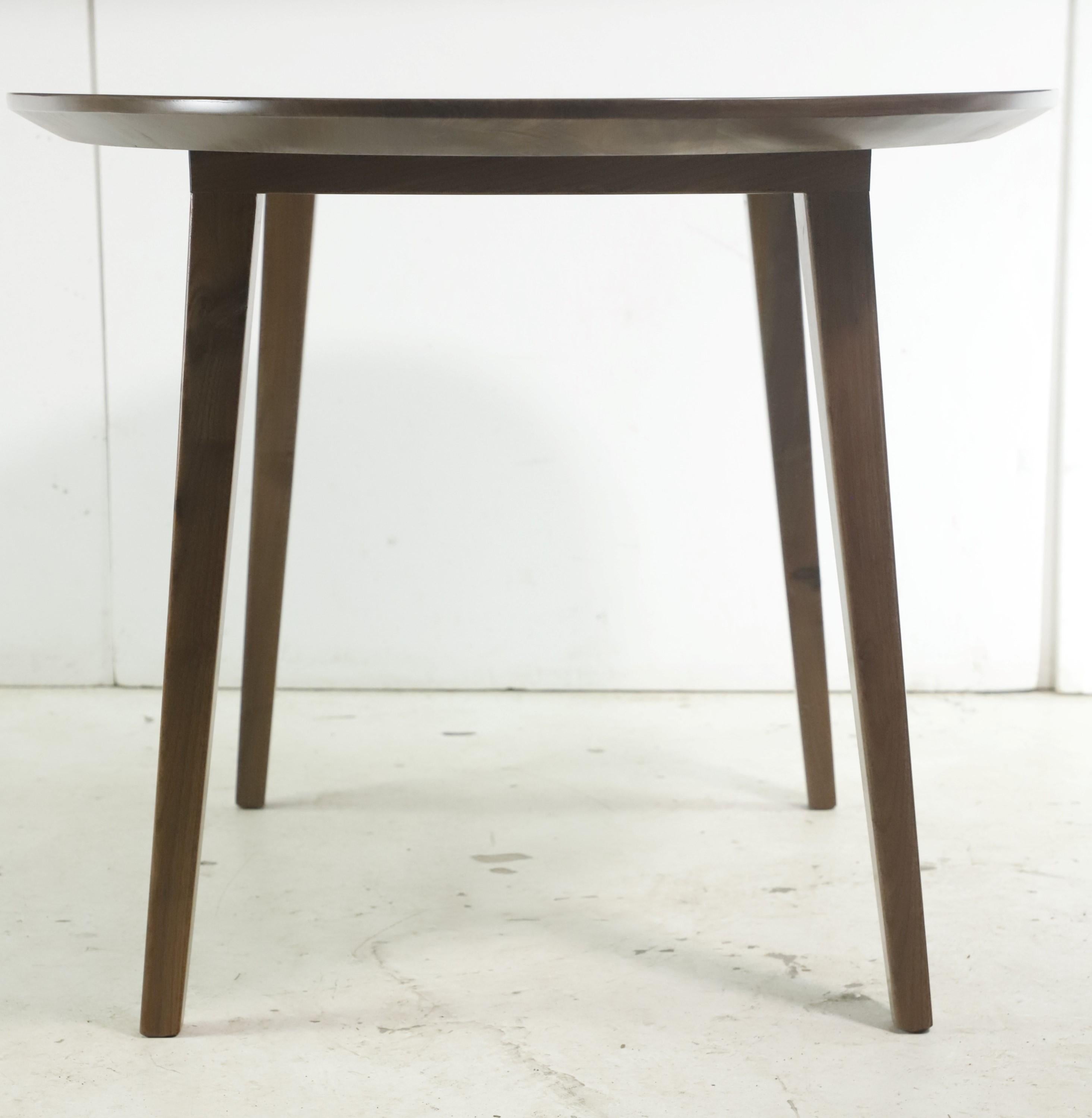 XXIe siècle et contemporain 4.5 ft Long Oval Solid Walnut Tapered Leg  Table à manger en vente
