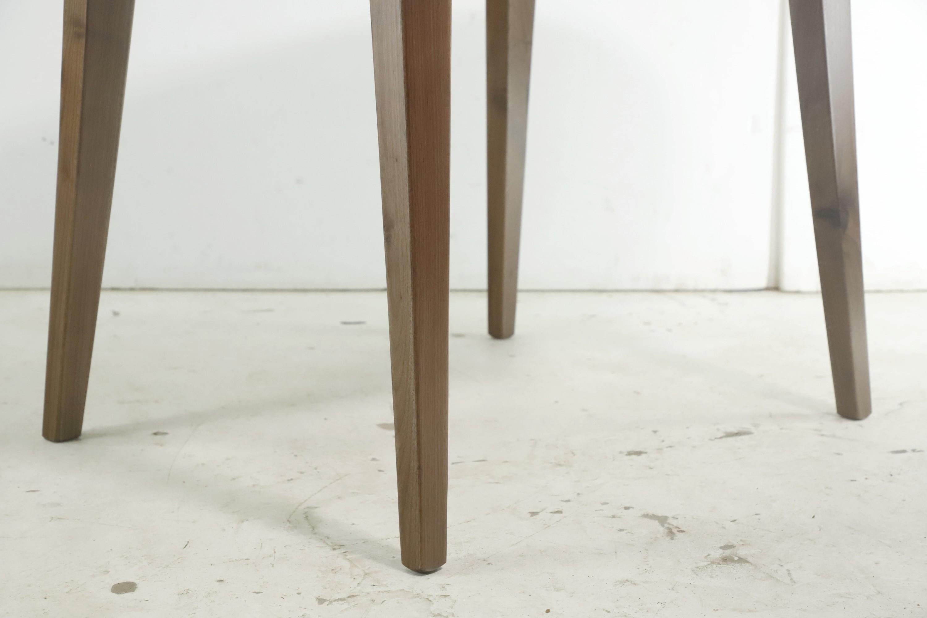 4.5 ft Long Oval Solid Walnut Tapered Leg  Table à manger en vente 2