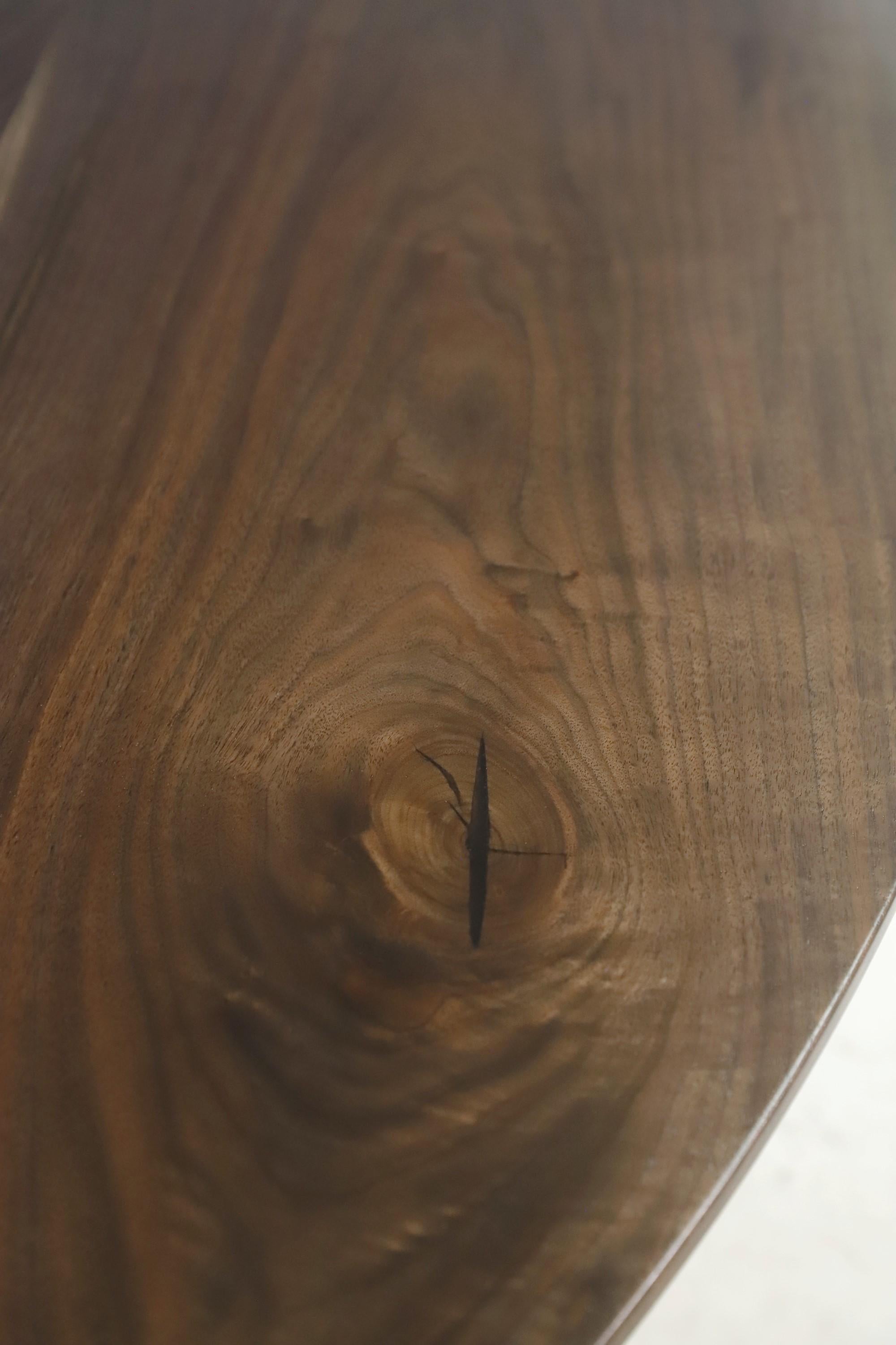 Dieser Tisch hat eine ovale Platte aus massivem Nussbaumholz mit drei Platten, die mit konischen Beinen kombiniert sind. Dieser Tisch ist versandfertig. Bitte beachten Sie, dieser Artikel befindet sich in unserem Standort in Scranton, PA.