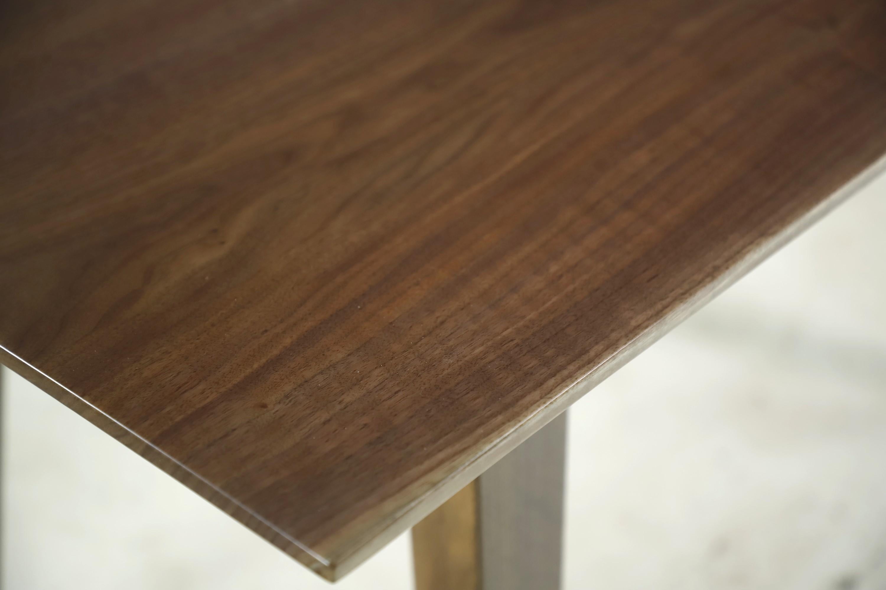 Dieser Tisch hat eine Platte aus massivem Nussbaumholz mit zwei Platten, die mit konischen Beinen kombiniert sind. Dieser Tisch ist versandfertig. Bitte beachten Sie, dieser Artikel befindet sich in unserem Standort in Scranton, PA.