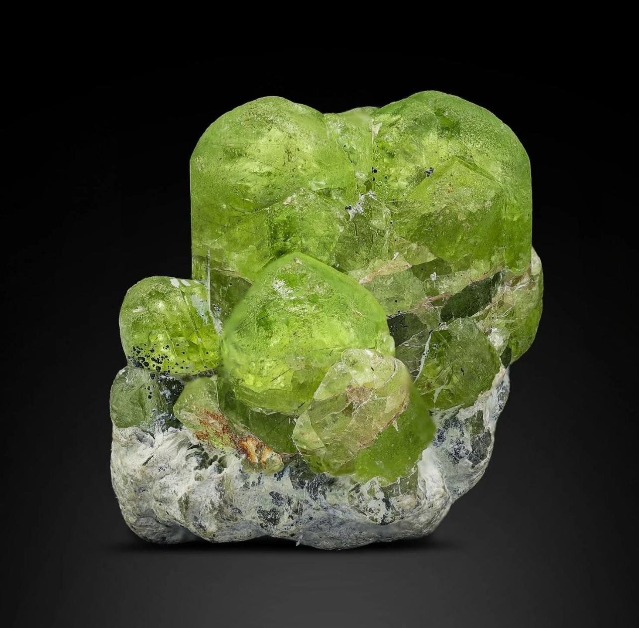 45 Grams Aggregate Of Fatty Crystals Of Green Peridot On Matrix From Pakistan In Good Condition For Sale In Peshawar, PK