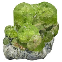 45 grammes d'aggrégate de cristaux de taille de péridot vert sur matrice du Pakistan