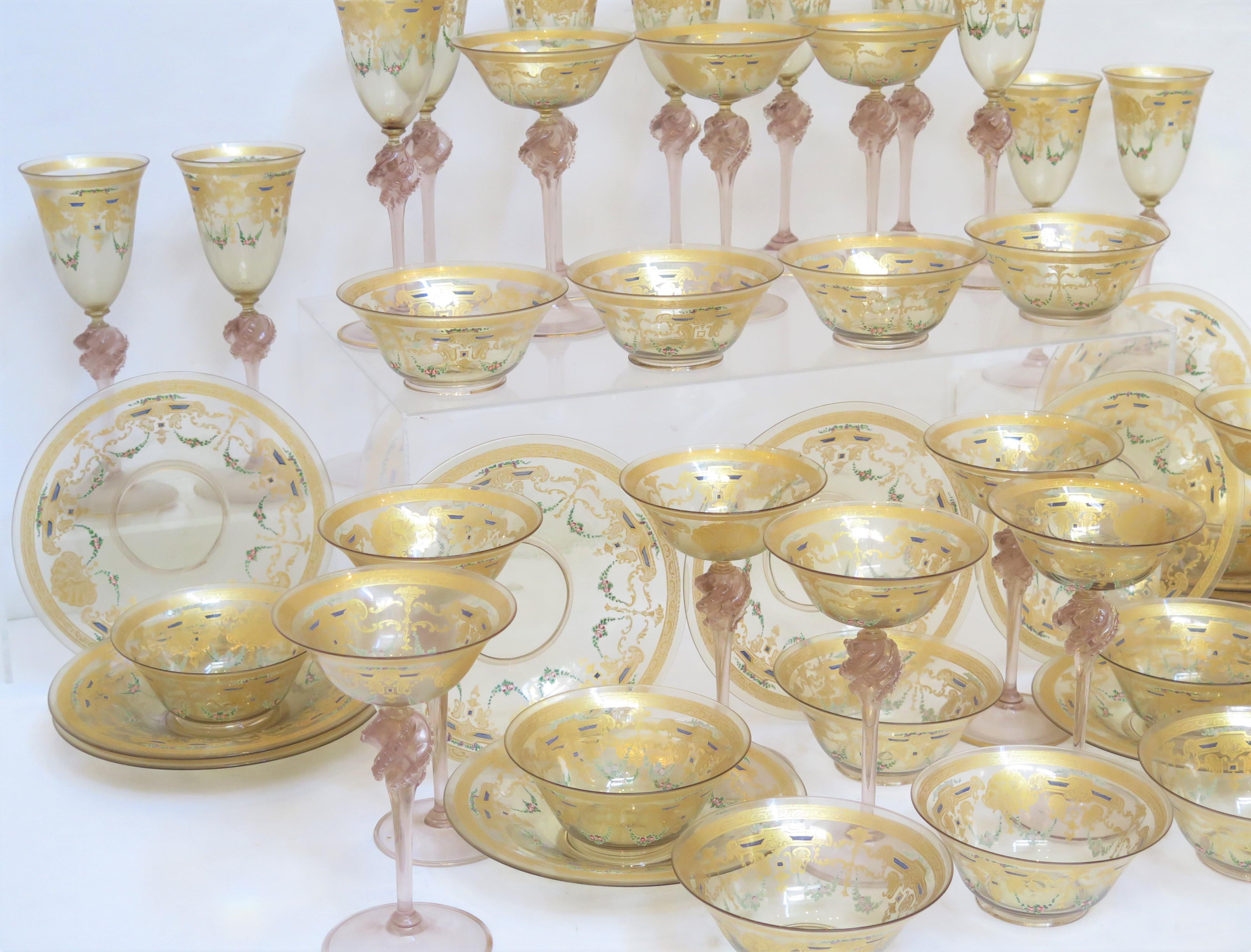 Victorien Groupe de 45 verres à pied vénitiens en verre de Murano avec décoration dorée et peinte à la main en vente