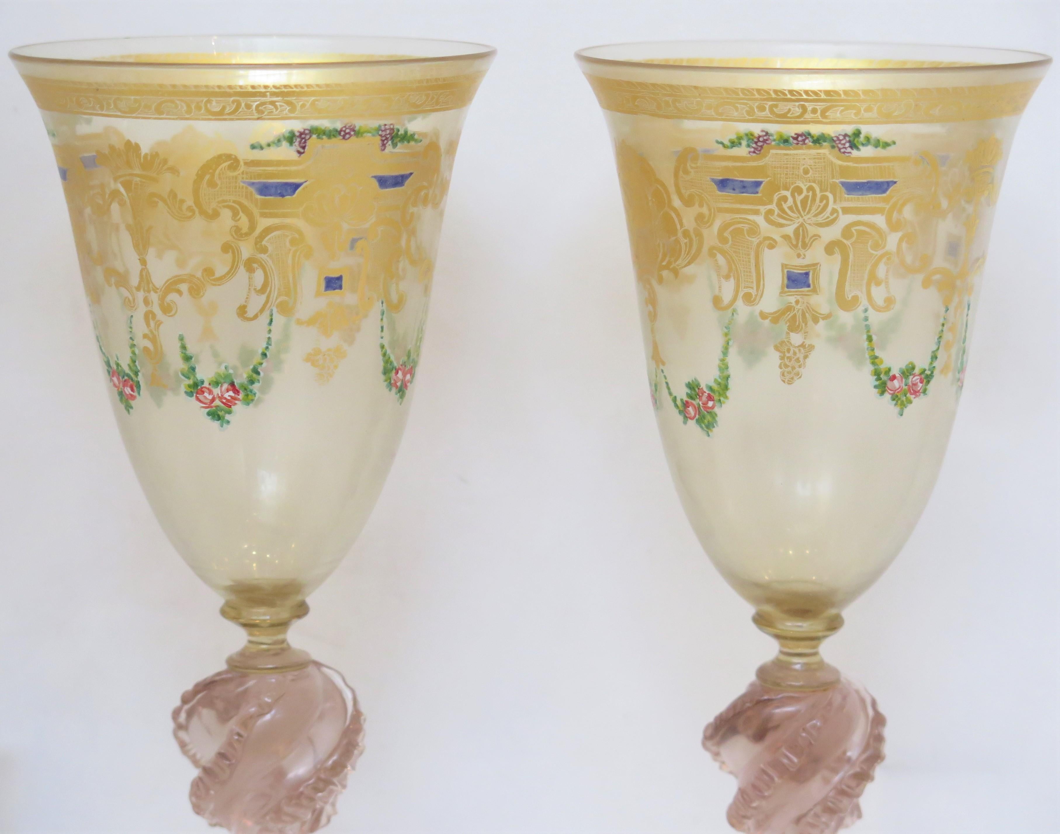 45 Stielgläser aus venezianischem Murano-Glas mit vergoldetem und handbemaltem Dekor (Muranoglas) im Angebot