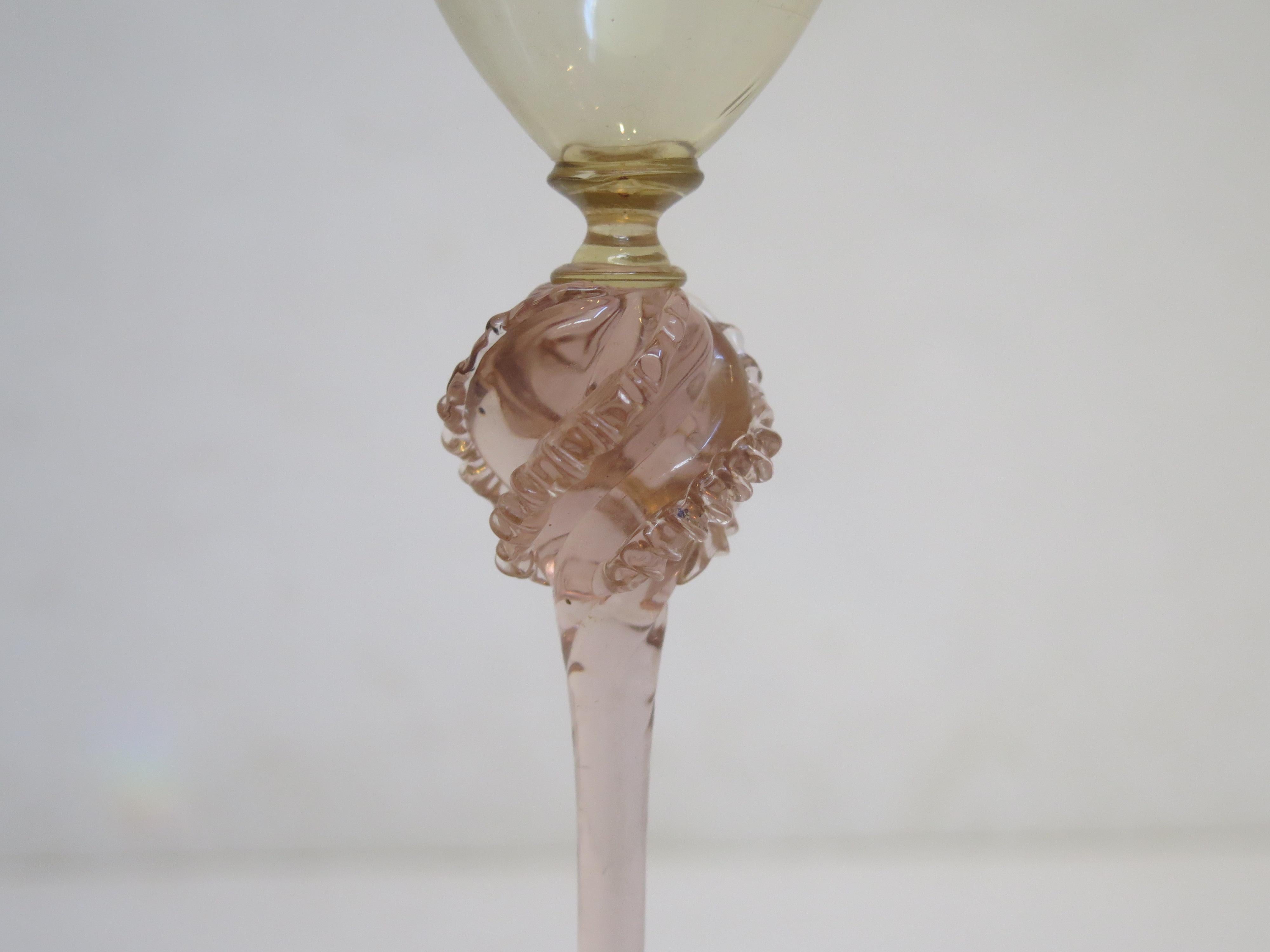 Groupe de 45 verres à pied vénitiens en verre de Murano avec décoration dorée et peinte à la main en vente 1