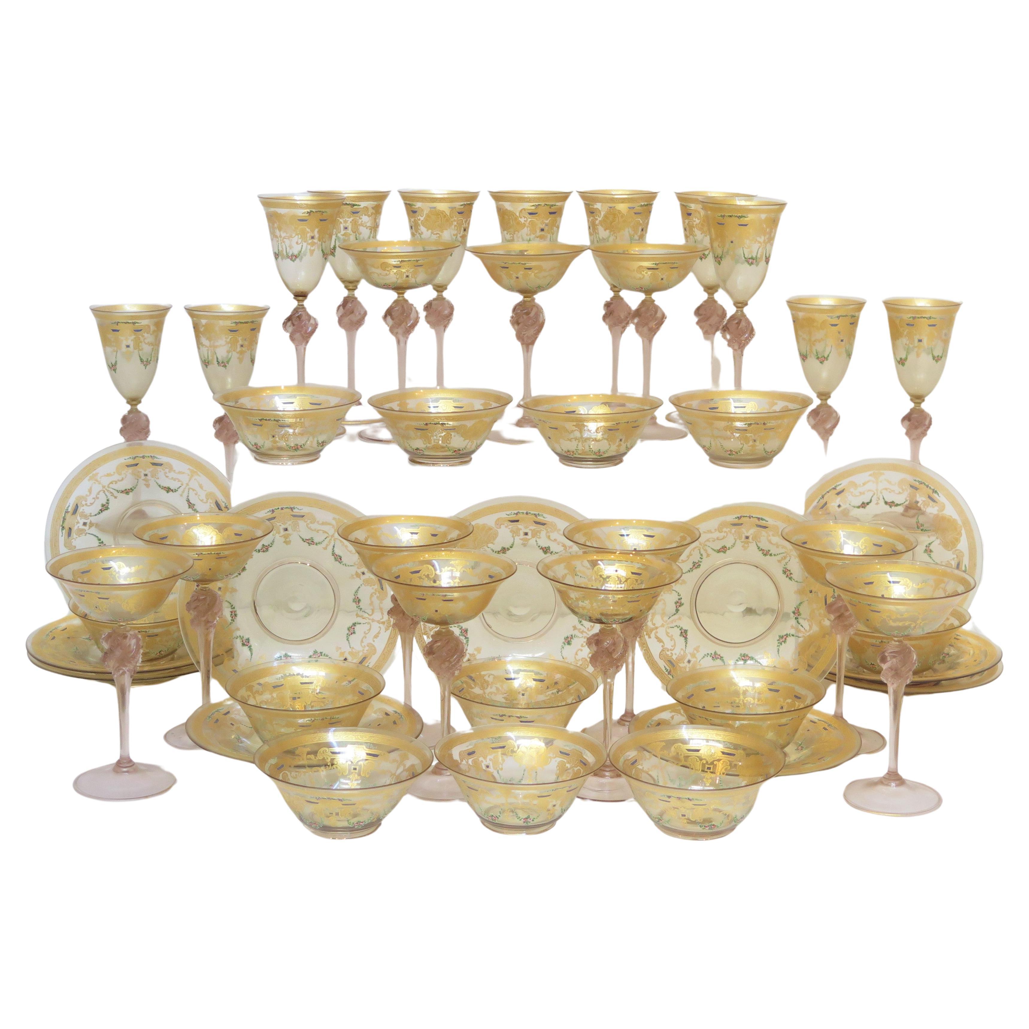Groupe de 45 verres à pied vénitiens en verre de Murano avec décoration dorée et peinte à la main en vente